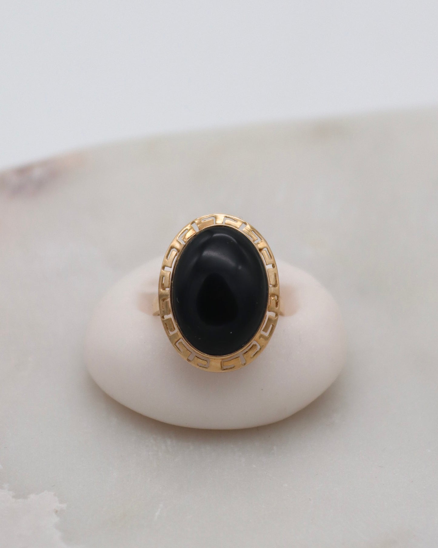 Vintage-Ring Lilith mit 2.5ct ovalem Onyx, Bezel- & Cathedral-Fassung aus 585/-Gelbgold, inspiriert vom antiken Stil – München und Augsburg