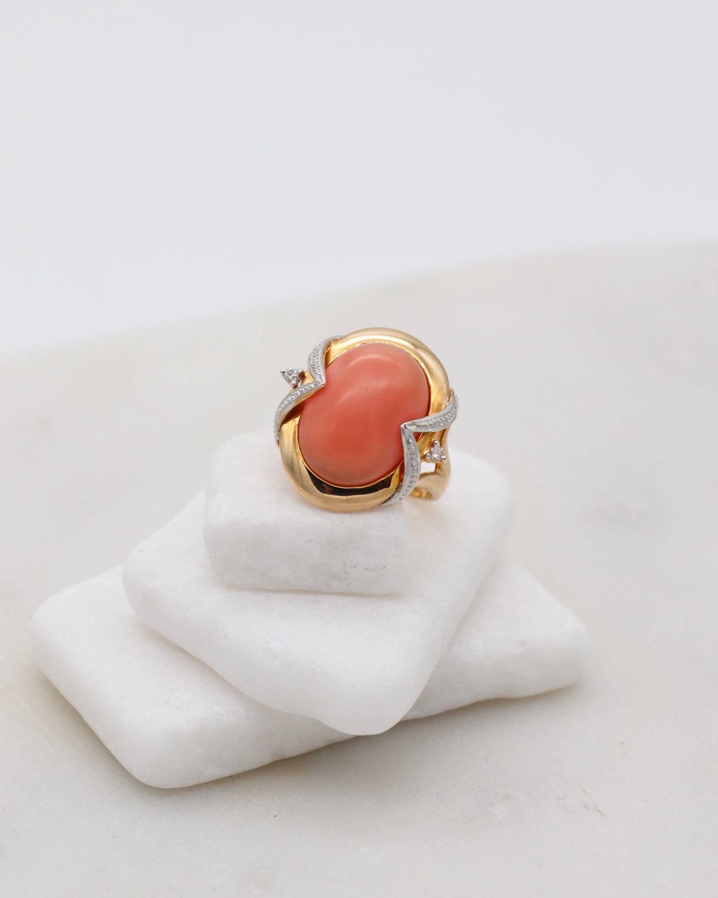 Vintage-Ring Monica mit ovaler Koralle & 2 Brillanten in Bezel- & Bicolor-Fassung aus 585/-Gelb- und Weißgold – erhältlich in München und Augsburg