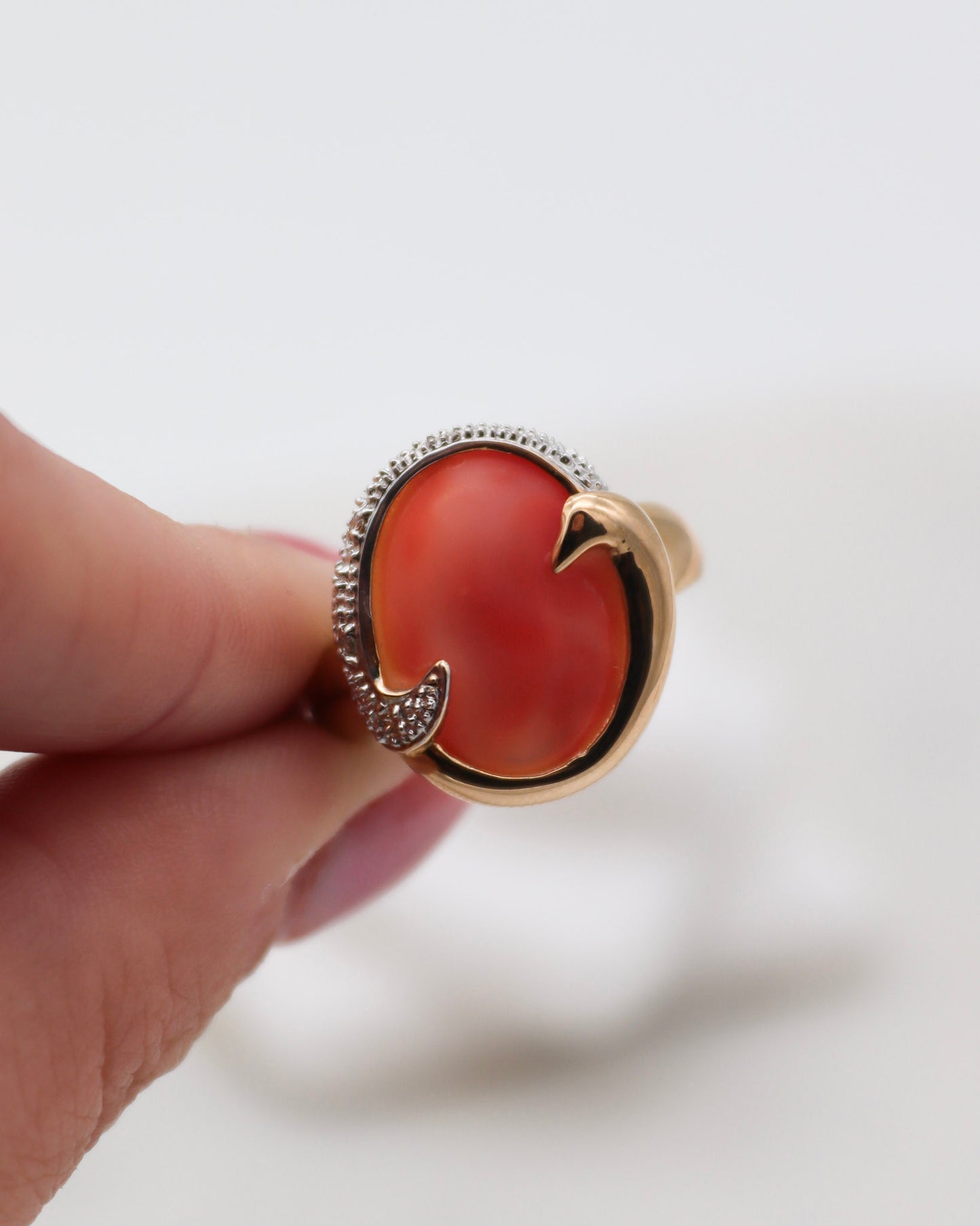 Vintage-Ring Naomi mit ovaler Koralle & 2 Brillanten in kunstvoller Zargenfassung aus 585/-Gelb- & Weißgold – erhältlich in München und Augsburg