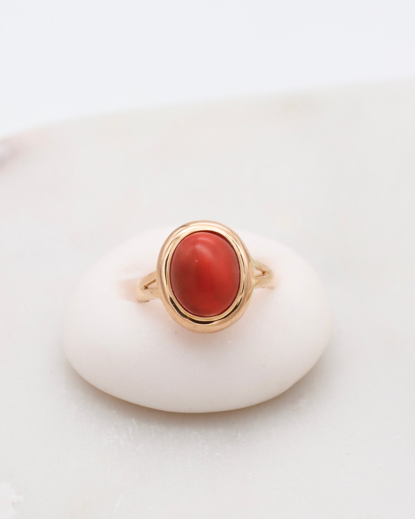 Vintage-Ring Ophelia mit ovaler Koralle in Bezel- & Cathedral-Fassung, gespaltene Ringschiene aus 585/-Gelbgold – erhältlich in München und Augsburg