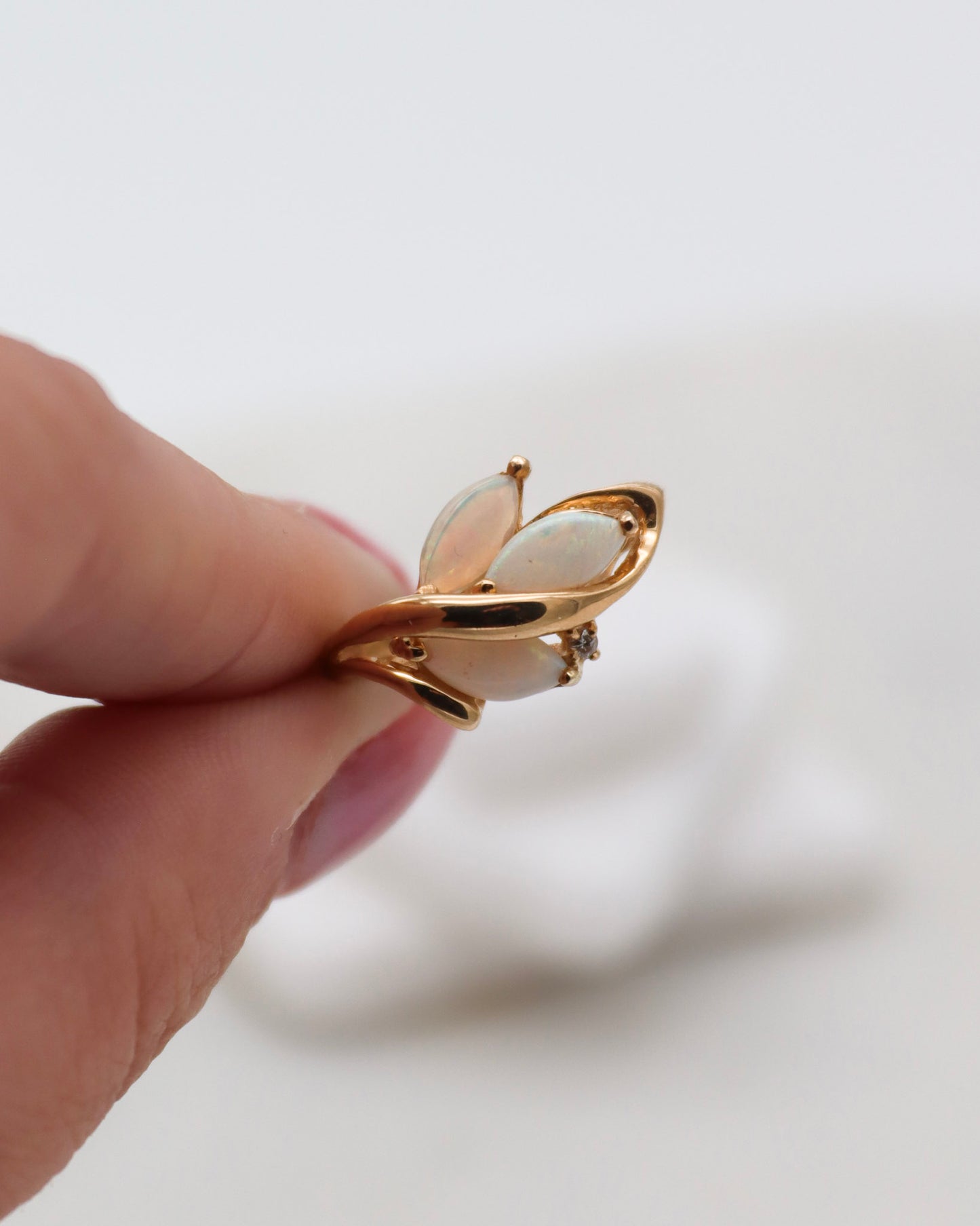 Vintage-Ring Teresa mit Opalen und Brillant im floralen Design