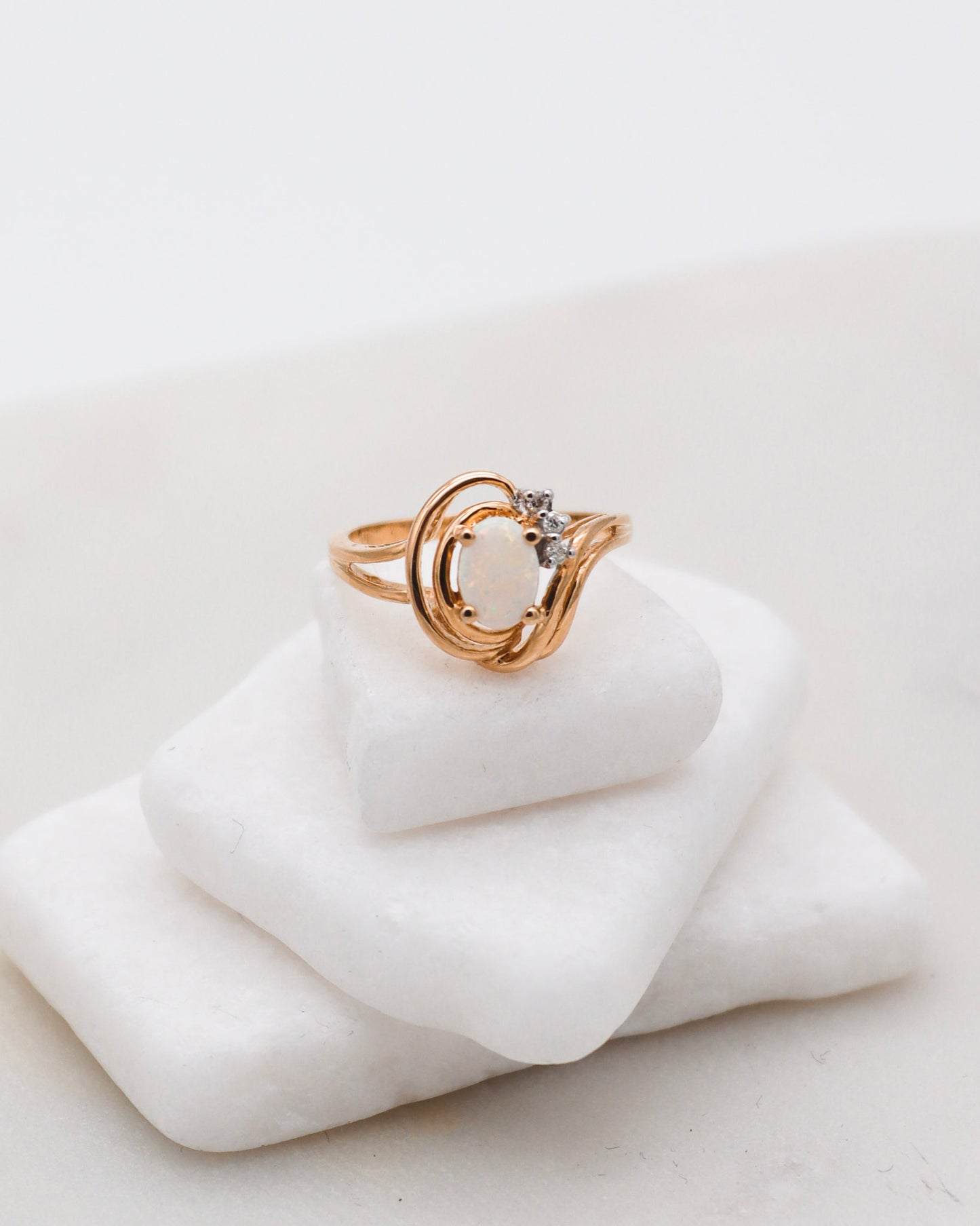Vintage-Ring Zoe mit 0.50ct Opal und Diamanten in 585/-Gelbgold, zartes Design mit Farbspiel – erhältlich in München und Augsburg