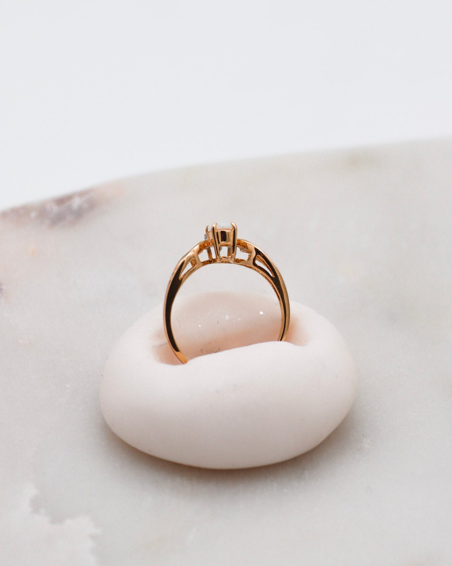 Vintage-Ring Margaret mit 0.08ct Opal und Brillanten in 585/-Gelbgold, geschwungene Struktur – erhältlich in München und Augsburg