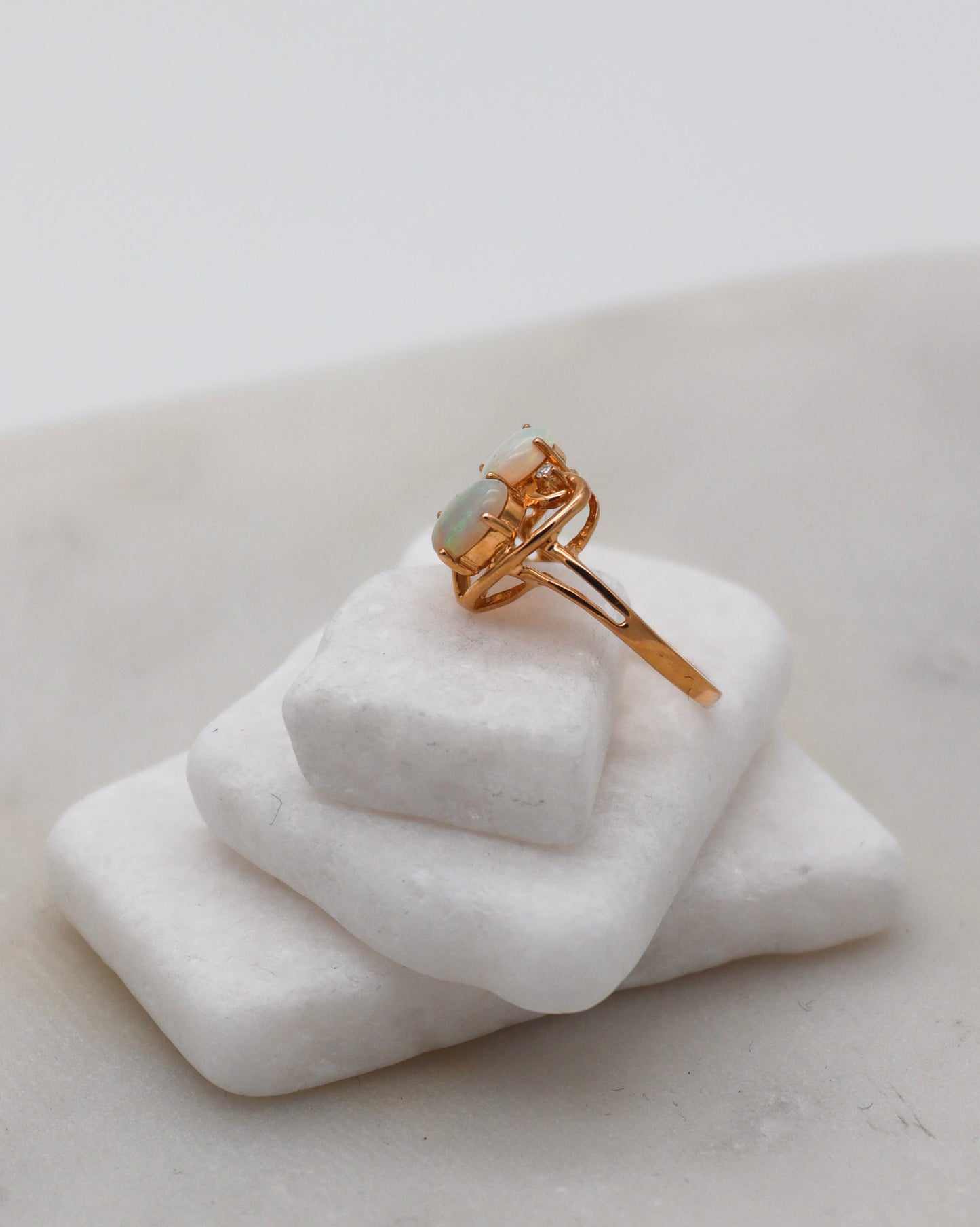 Vintage-Ring Estelle mit 0.40ct Opalen & Brillanten in 585/-Gelbgold, romantisches Herzdesign – erhältlich in München und Augsburg