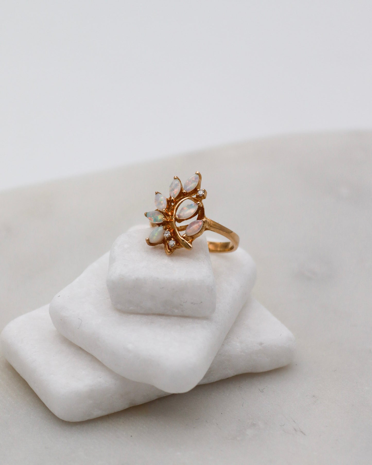 Vintage-Ring Felicia mit 0.20ct Opalen & 0.05ct Brillanten in 585/-Gelbgold, florales Design – erhältlich in München und Augsburg