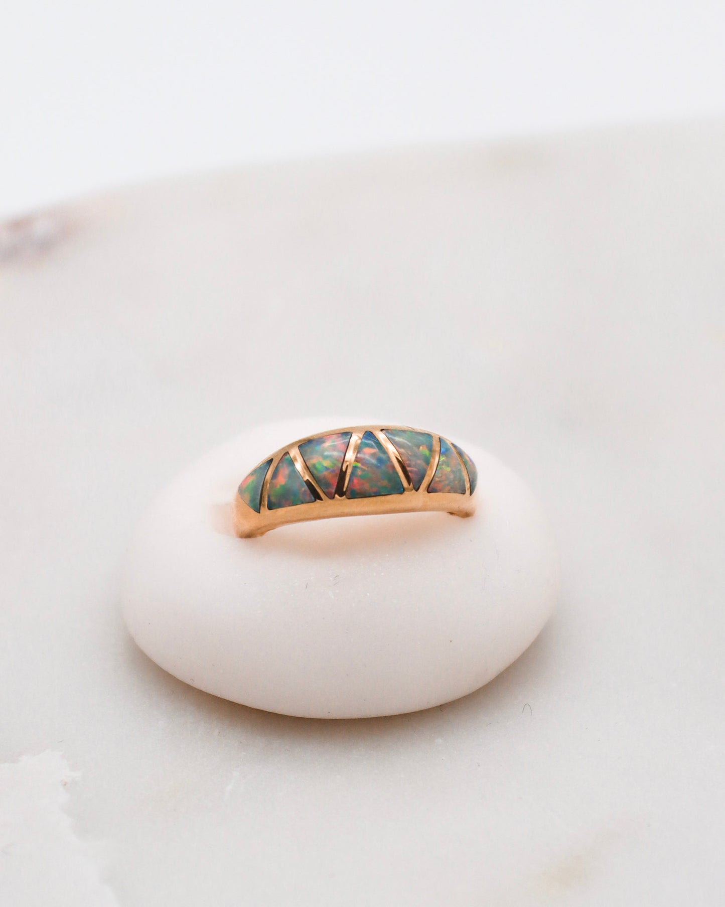 Vintage-Ring Gilian mit 0.35ct Opalen im Trillantschliff in 585/-Gelbgold – Mosaik-Look, erhältlich in München und Augsburg