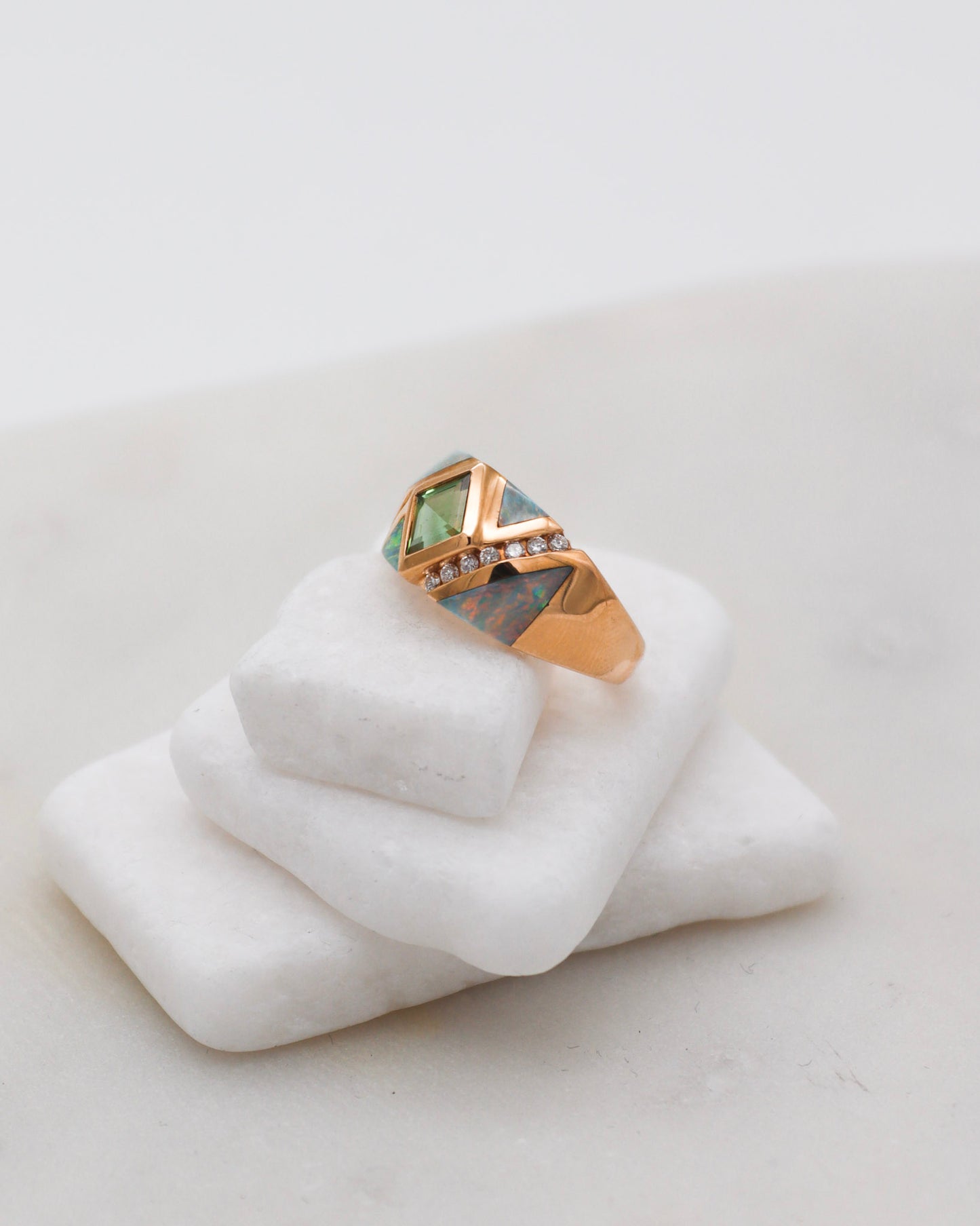 Vintage-Ring Hedy mit 0.5ct Peridot, Opalen & Brillanten in 585/-Gelbgold – erhältlich in München und Augsburg
