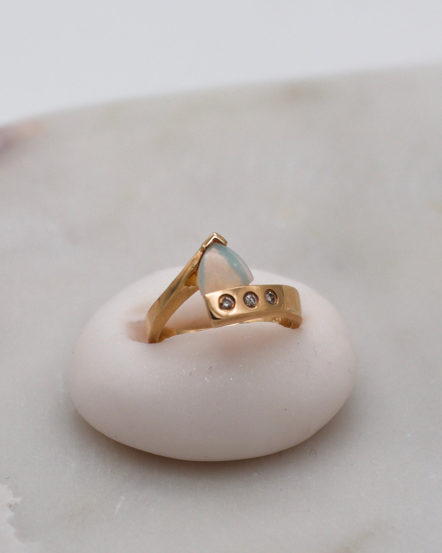 Vintage-Ring Janelle mit 0.30ct Trillantform-Opal & Brillanten in 585/-Gelbgold – erhältlich in München und Augsburg