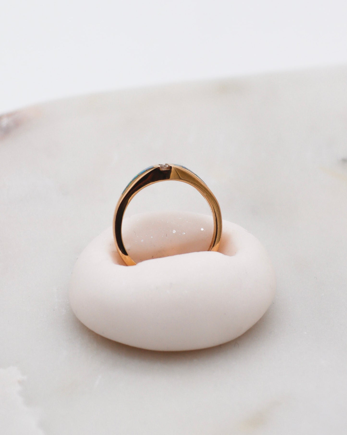 Vintage-Ring Kim mit 0.10ct Tapered-Opalen & 0.06ct Brillanten in 585/-Gelbgold – erhältlich in München und Augsburg
