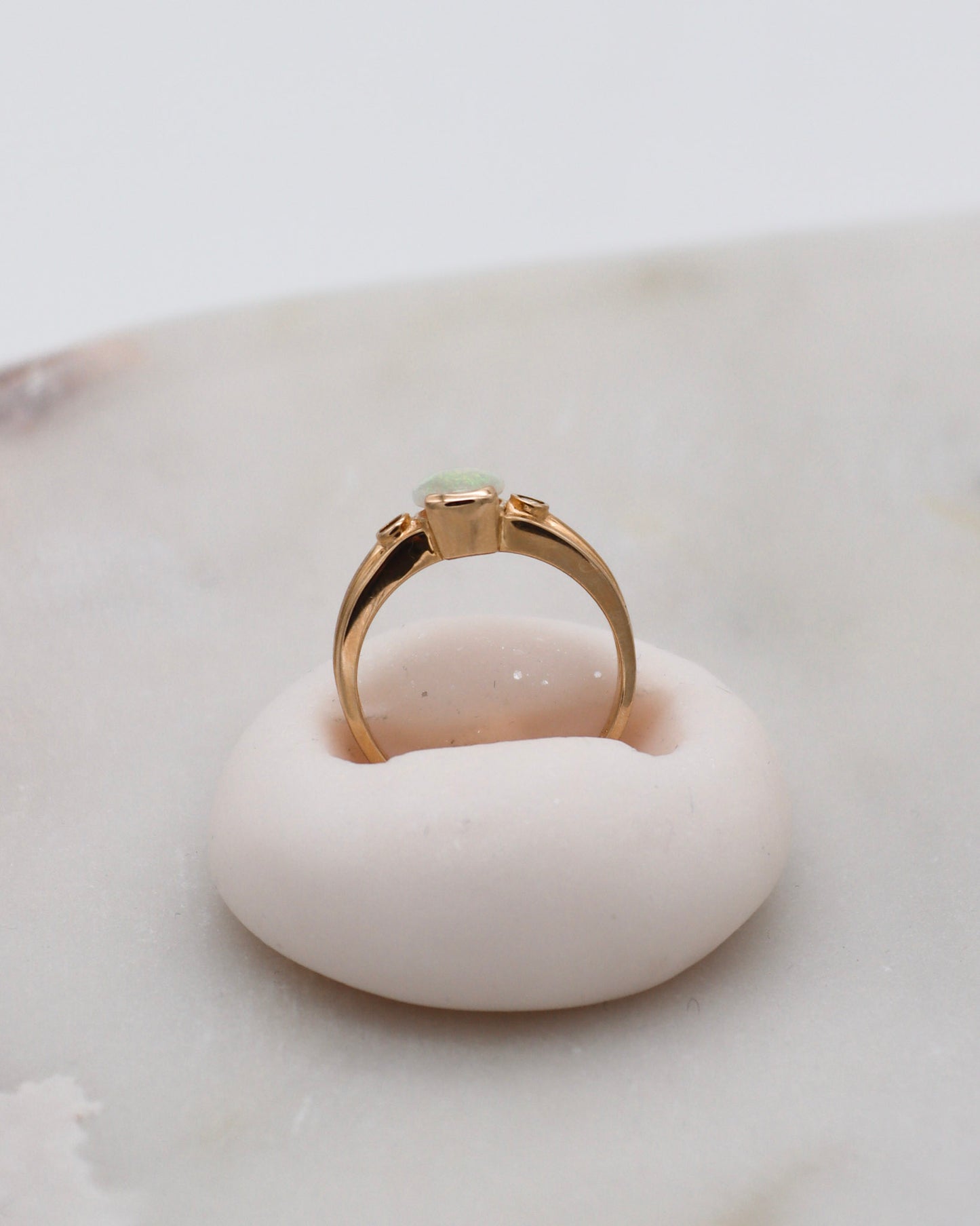 Vintage-Ring Lisa mit 0.30ct Opal & 0.04ct Brillanten in 585/-Gelbgold – erhältlich in München und Augsburg