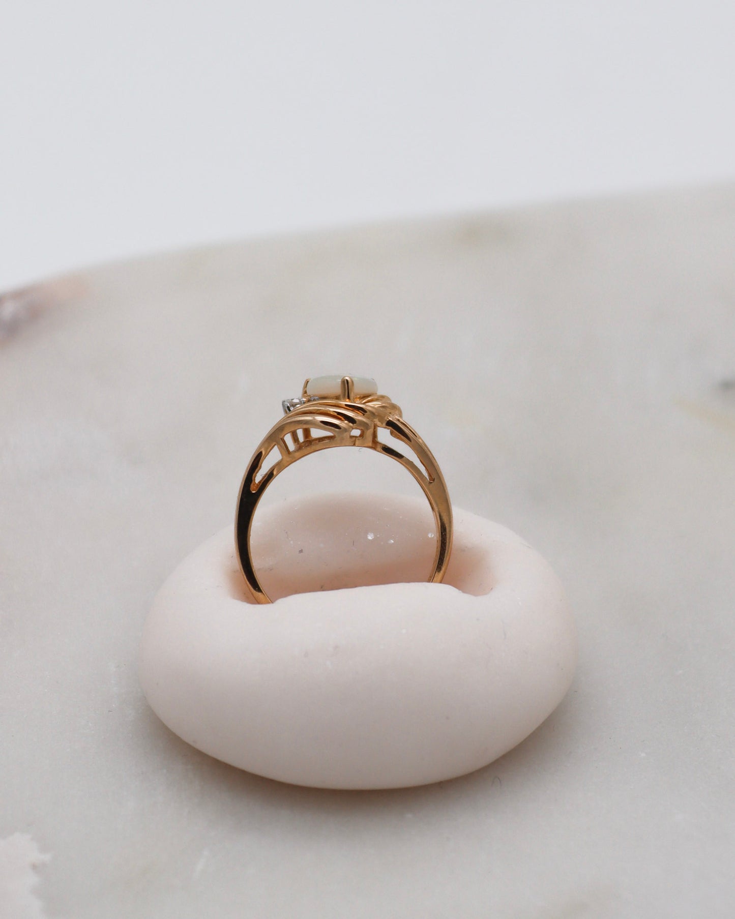 Vintage-Ring Mila mit 0.15ct Herz-Opal & 0.02ct Brillant in 585/-Gelbgold – erhältlich in München und Augsburg