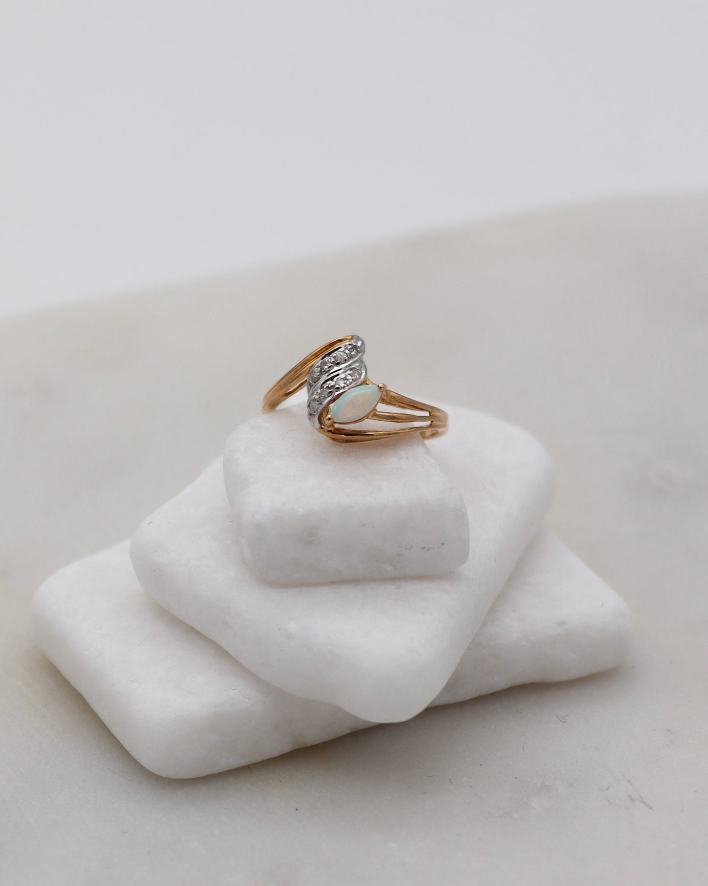 Vintage-Ring Nicole mit 0.05ct Marquise-Opal & 0.04ct Brillanten in 585/-Gelbgold & Weißgold – erhältlich in München und Augsburg