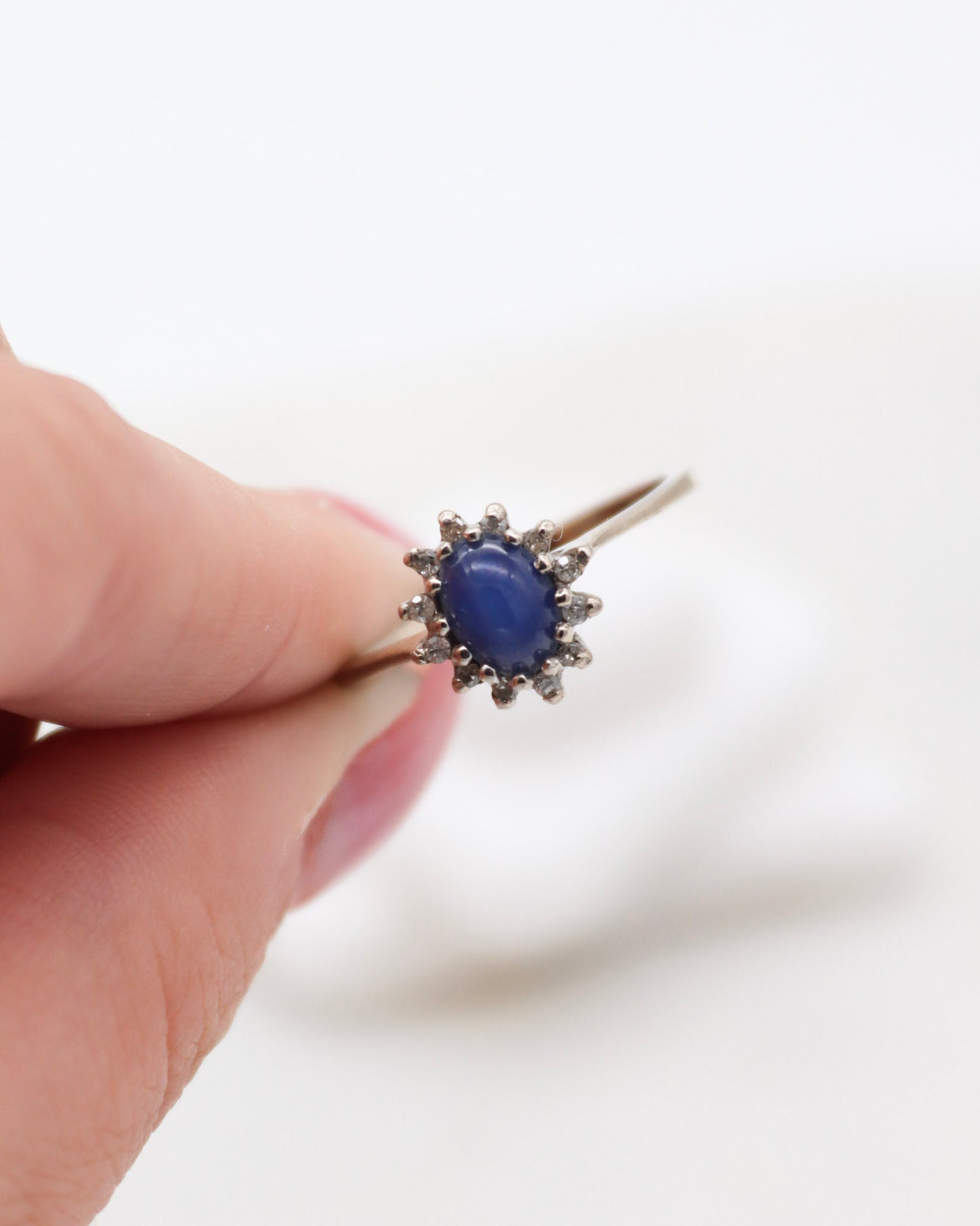 Vintage-Ring Liliane mit Saphir und Stern-Halo aus Brillanten