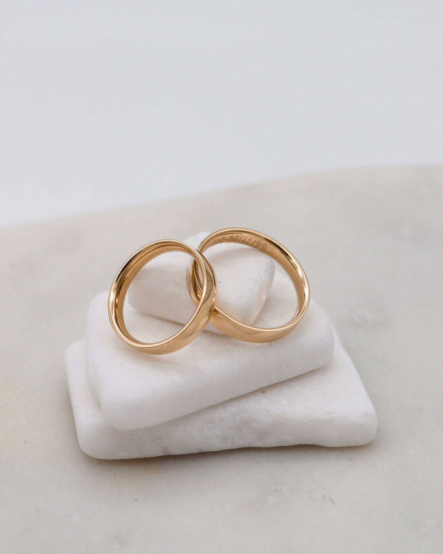Eheringe aus Gelbgold mit polierter Oberfläche und eckiger Brillantfassung