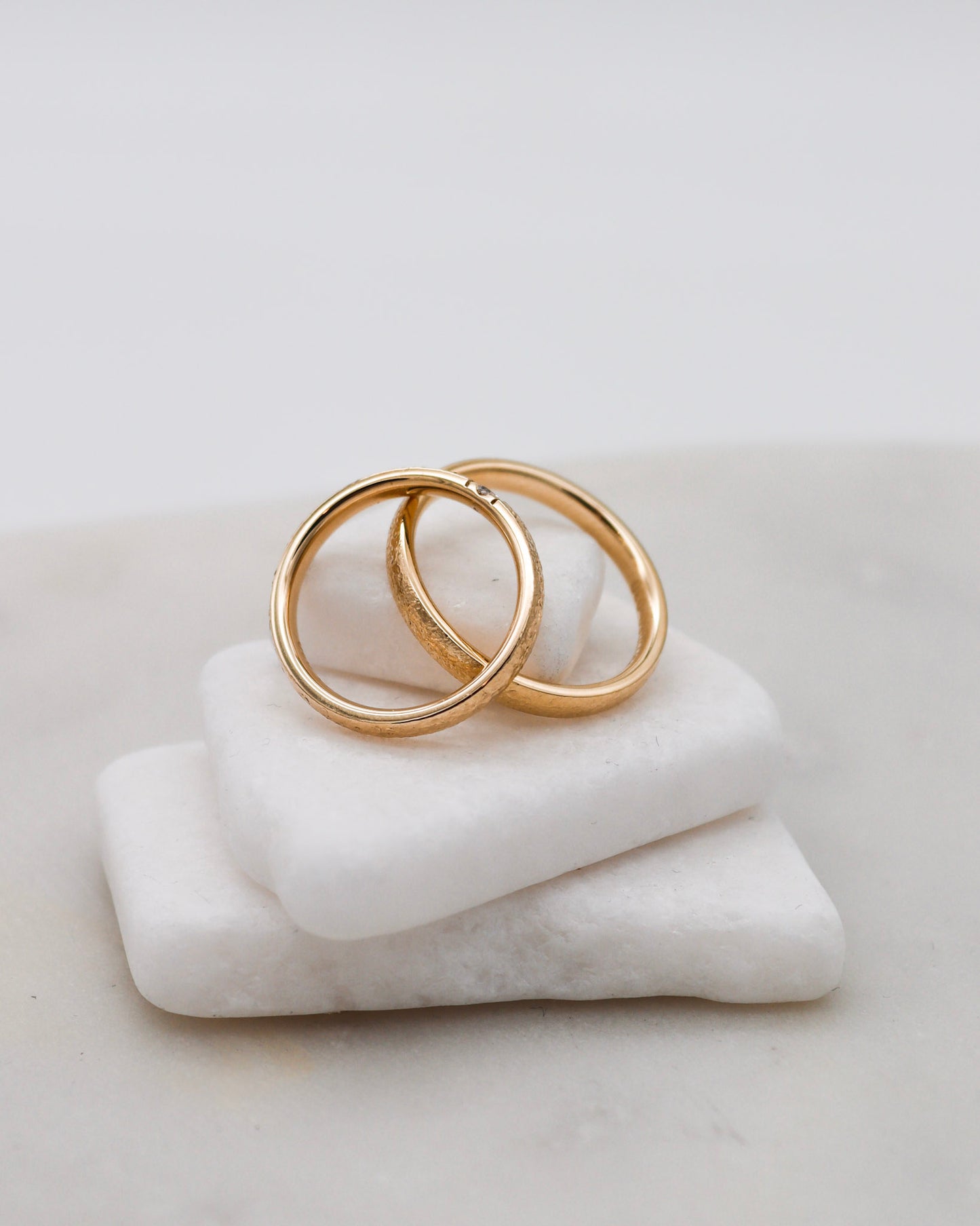 Eheringe in Gelbgold mit Nadelmattierung und Solitär-Brillant