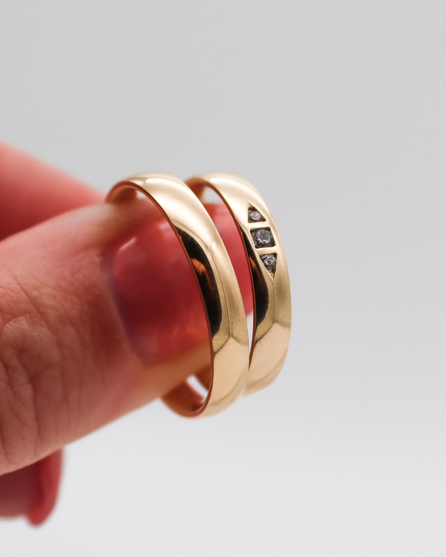 Eheringe aus Gelbgold mit polierter Oberfläche und geometrischer Brillantfassung