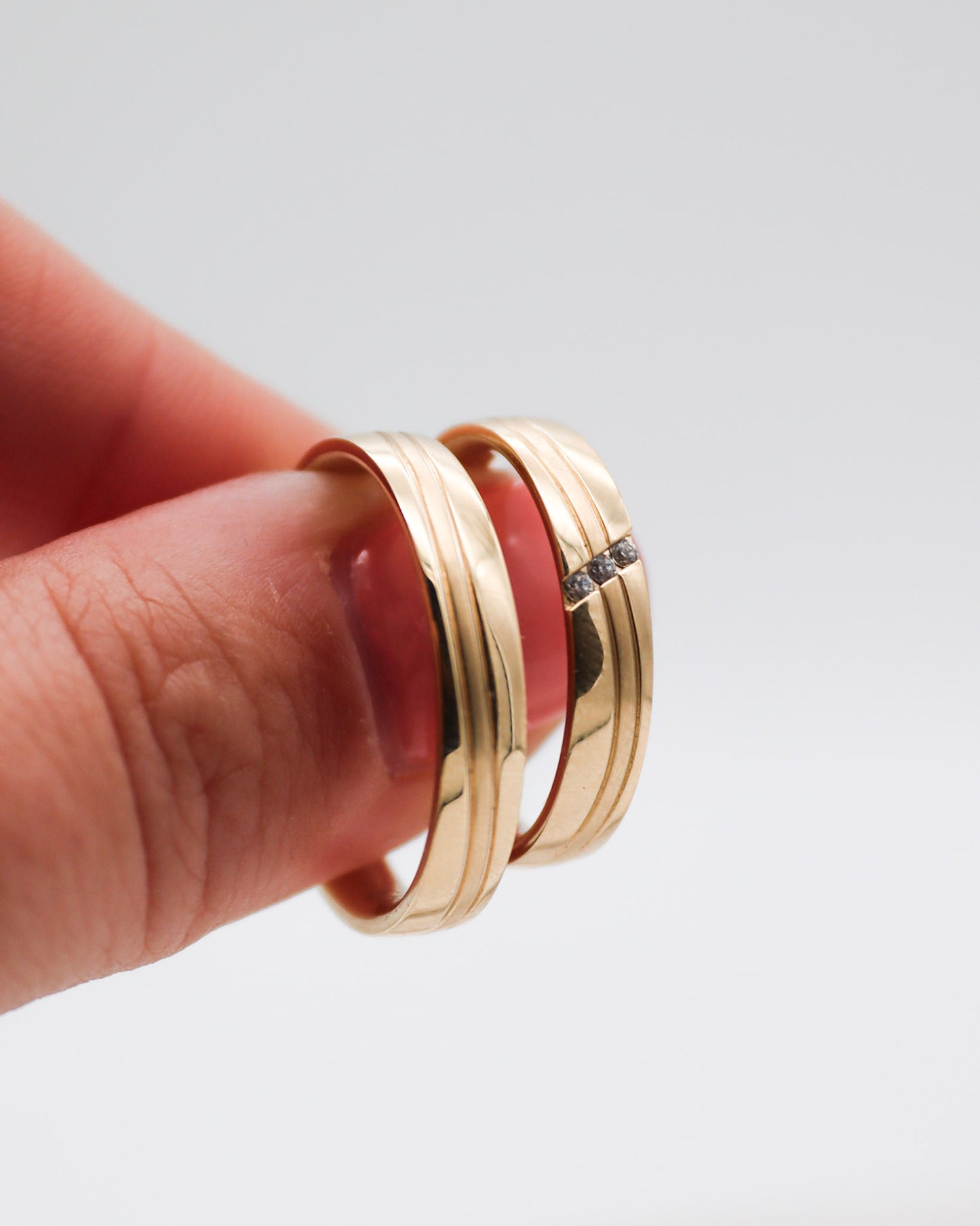 Goldene Eheringe mit Fuge, matter und polierter Oberfläche und Brillanten