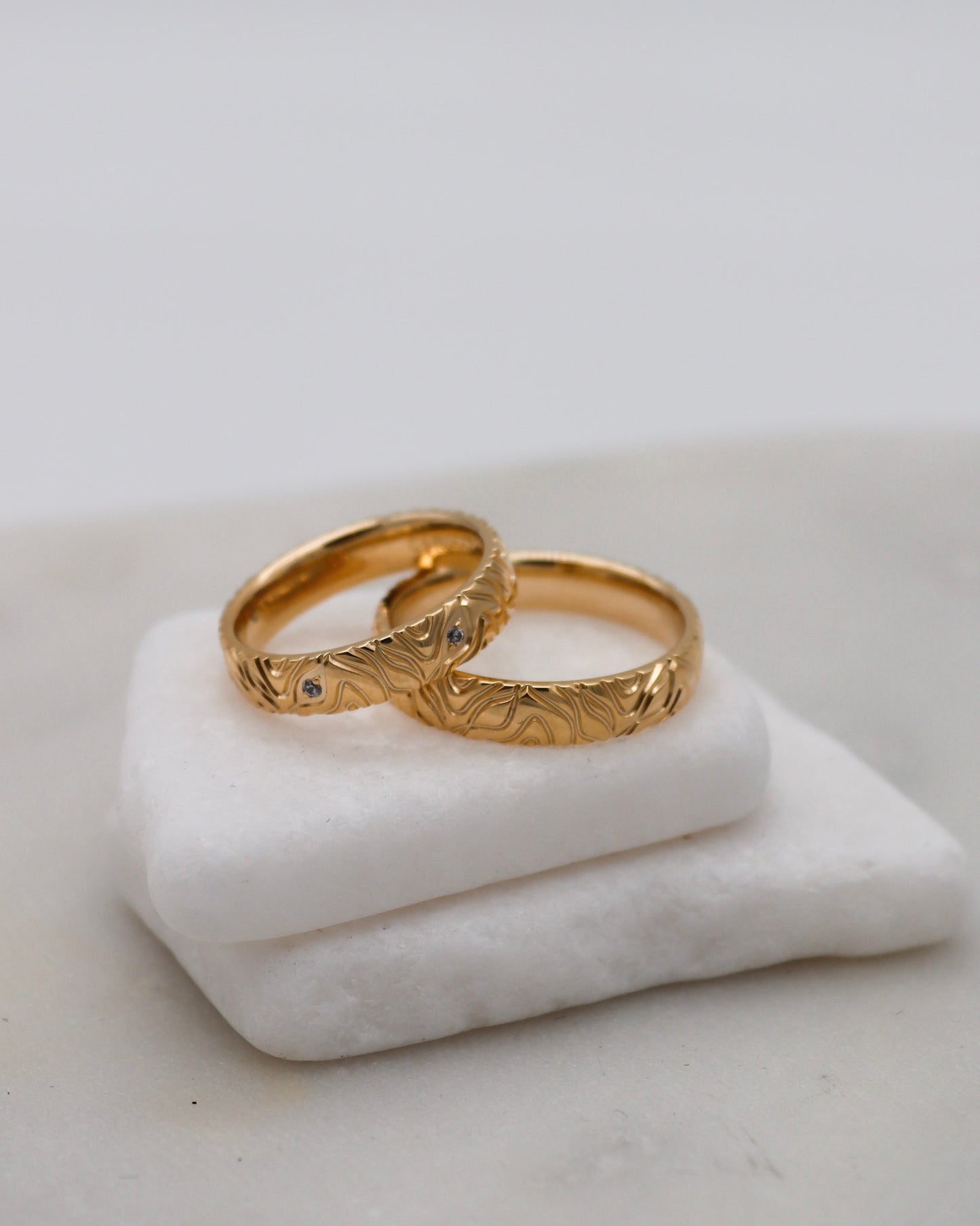 Eheringe aus 585/-Gelbgold mit Fuge und Brillanten – München & Augsburg