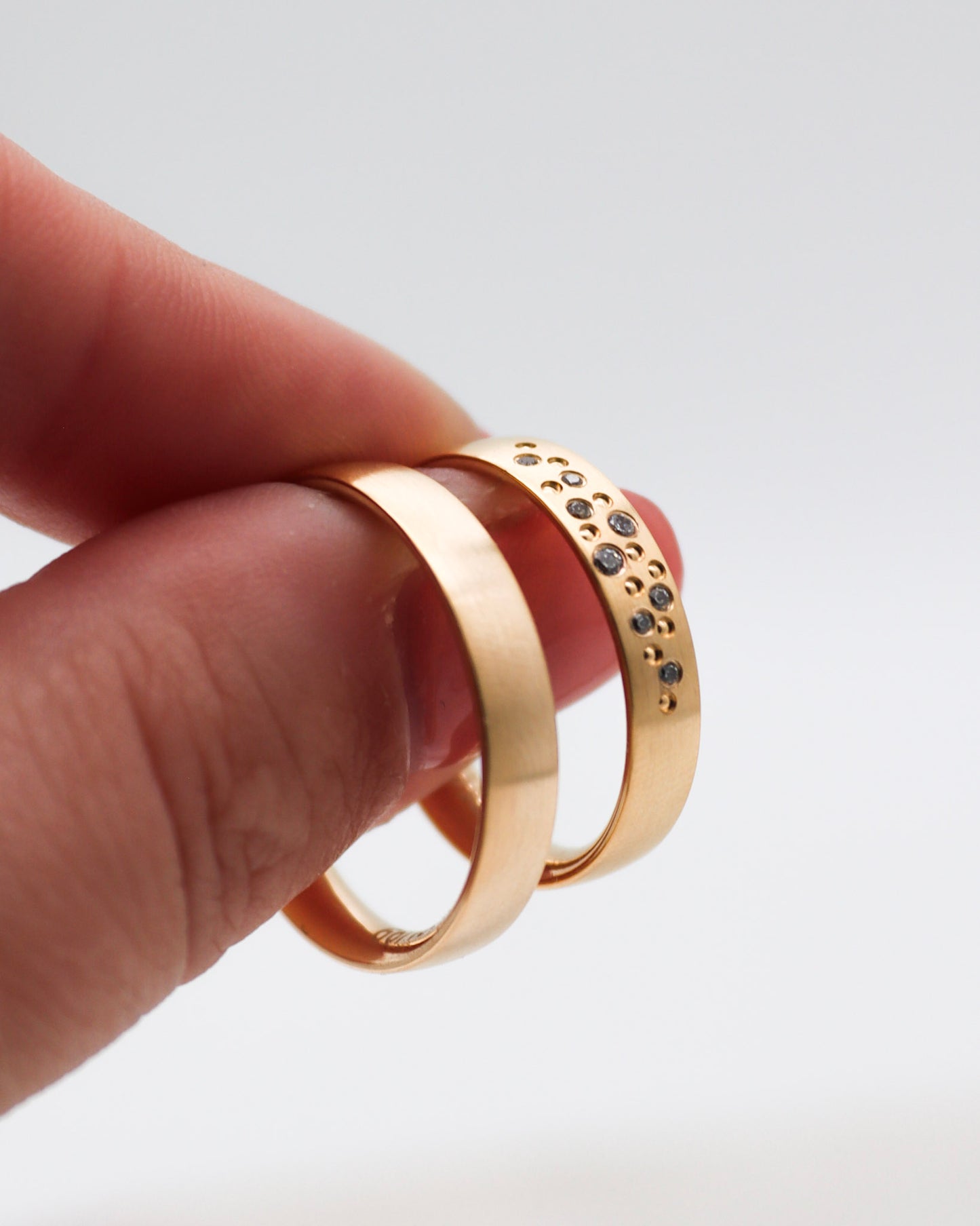 Eheringe mit längsmatter Oberfläche und Brillanten – München & Augsburg