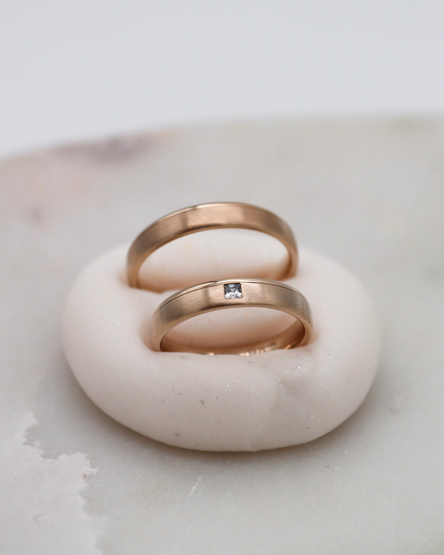 Eheringe mit Fugen-Design und Princess-Cut-Diamant – modern & stilvoll
