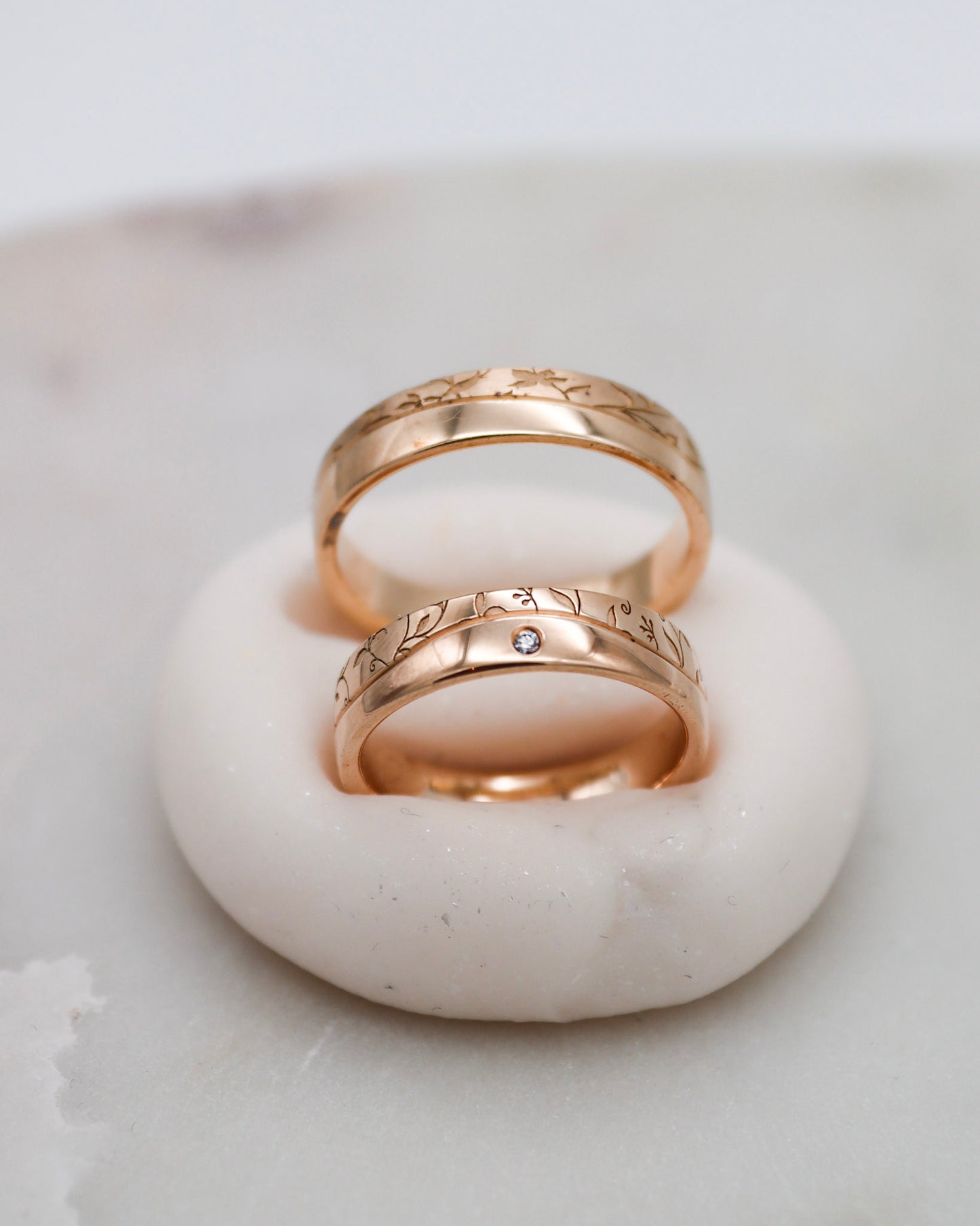 Apricotgoldene Eheringe mit floralem Muster und 0.15ct Solitär
