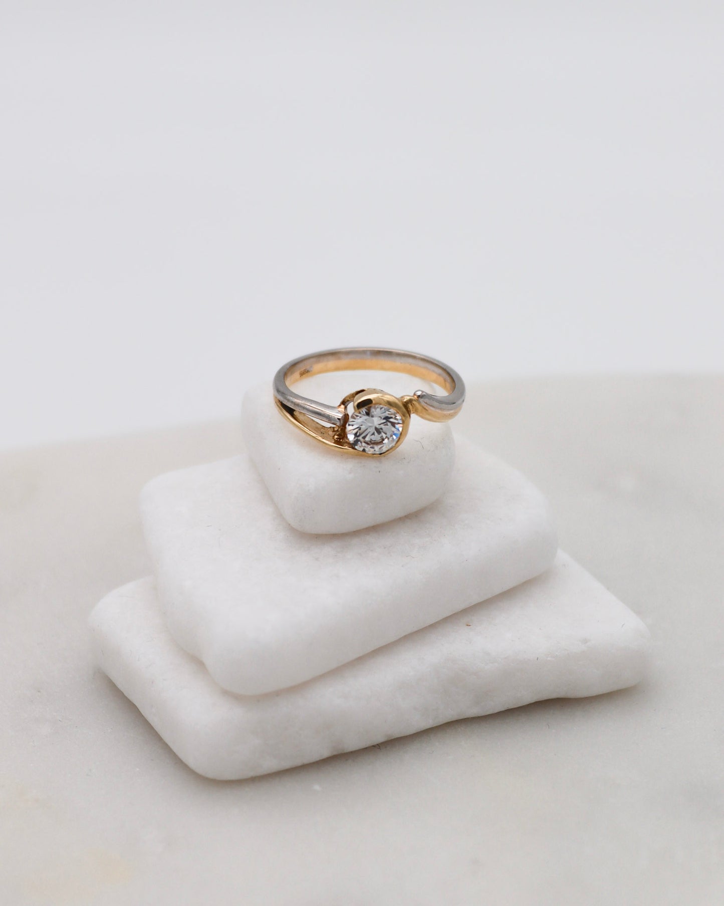 Vintage-Ring Doreen mit 1ct Zirkonia in Bezel-Fassung, gespaltene Bicolor-Ringschiene aus 585/-Gelb- & Weißgold – erhältlich in München und Augsburg