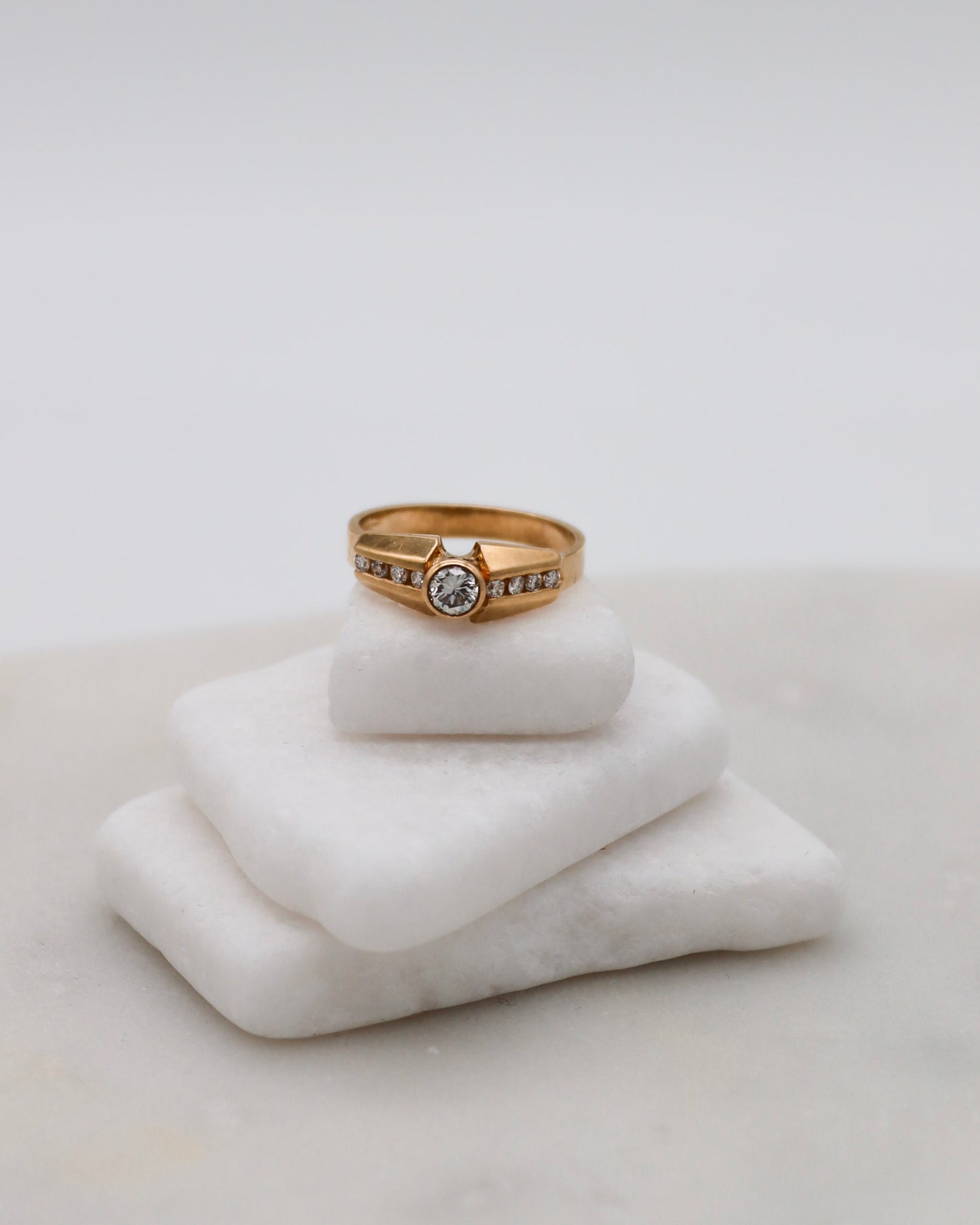 Vintage-Ring Clarisse mit 0.28ct Mittelstein & 0.20ct seitlichen Brillanten in Bezel- & Kanalfassung, 585/-Gelbgold – erhältlich in München und Augsburg