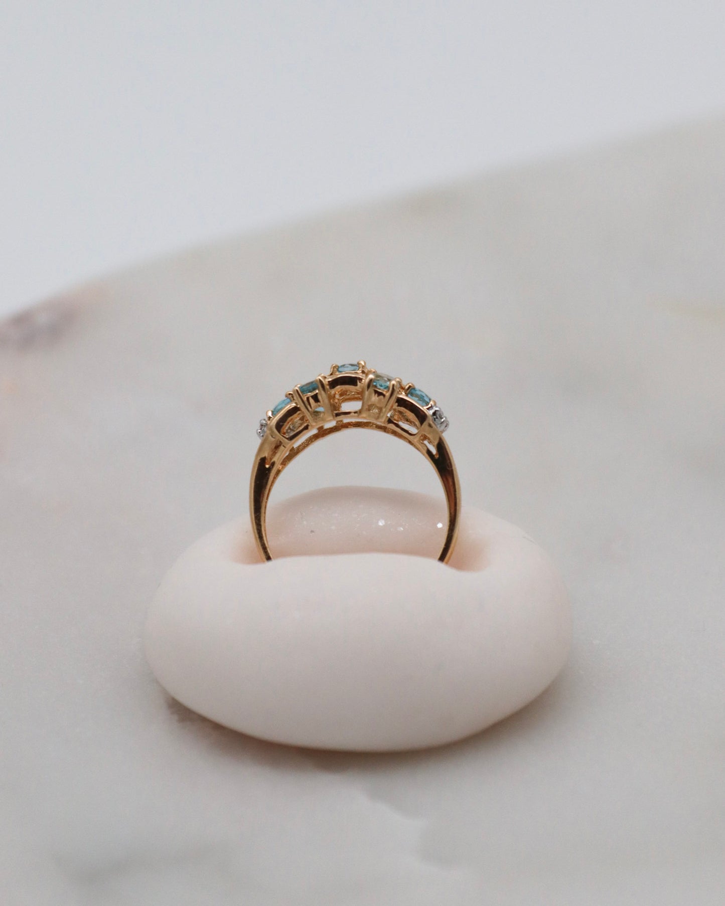 Vintage-Ring Jane aus 585er Gelbgold, besetzt mit 0.35ct Aquamarinen und 0.02ct Diamanten. Ein einzigartiges Schmuckstück in Größe 52, erhältlich in München und Augsburg