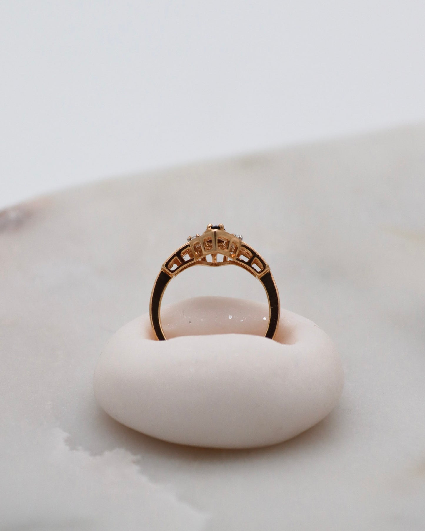 Vintage-Ring Joan aus 585er Gelbgold mit 0.35ct Marquise-Saphir und 0.03ct Diamanten. Art-Déco-Stil mit kunstvollen Details, erhältlich in München und Augsburg