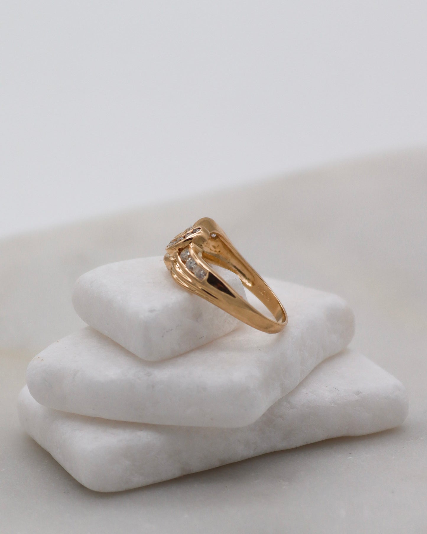 Vintage-Ring Simone mit 21 Brillanten (ca. 0.48ct) und Knotendetail in 585 Gelbgold. Jetzt erhältlich in München & Augsburg.