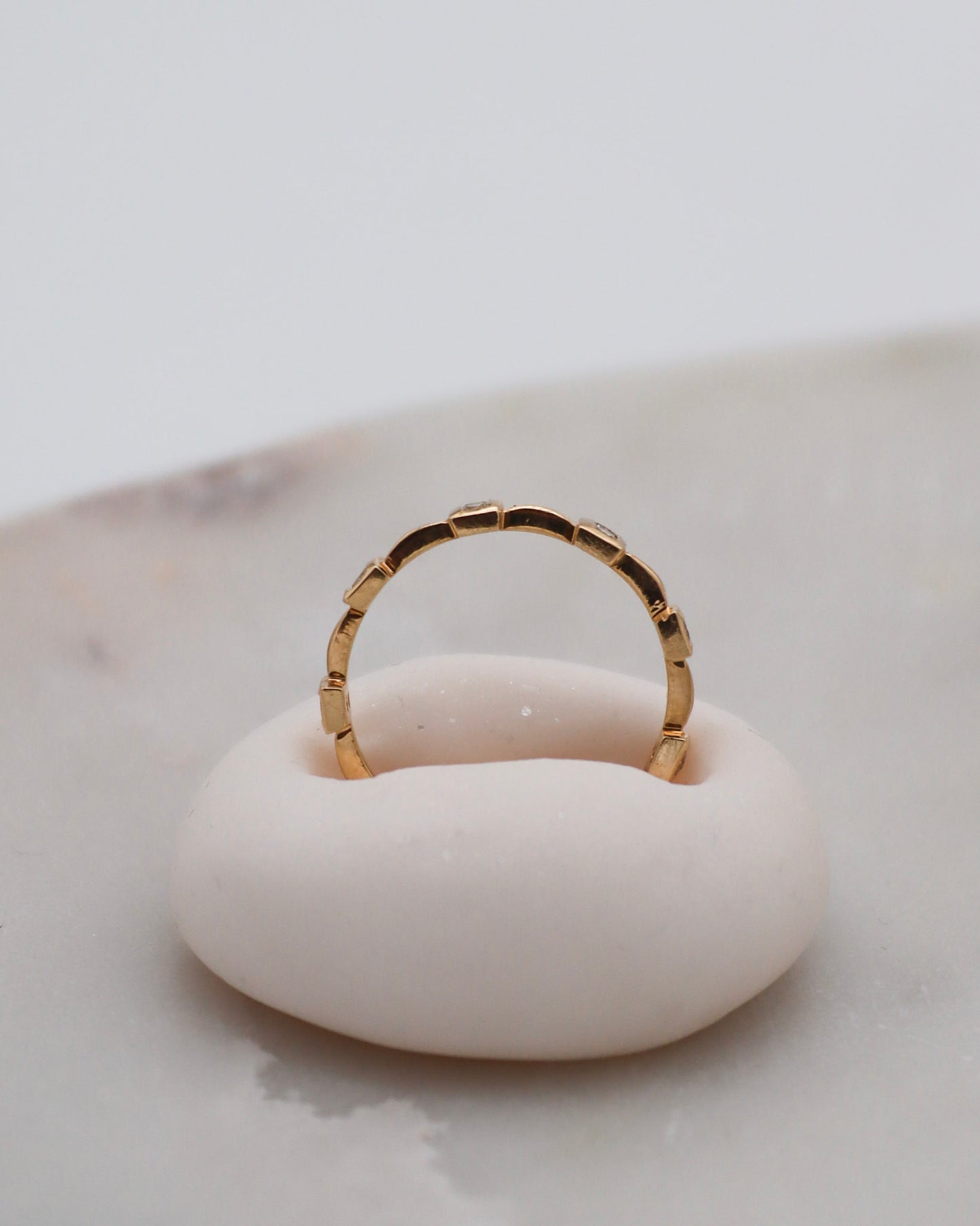 Vintage-Ring Mia mit 1.0ct Brillant und 14 Diamanten im Kronenstil, aus 585er Gold, erhältlich in München und Augsburg