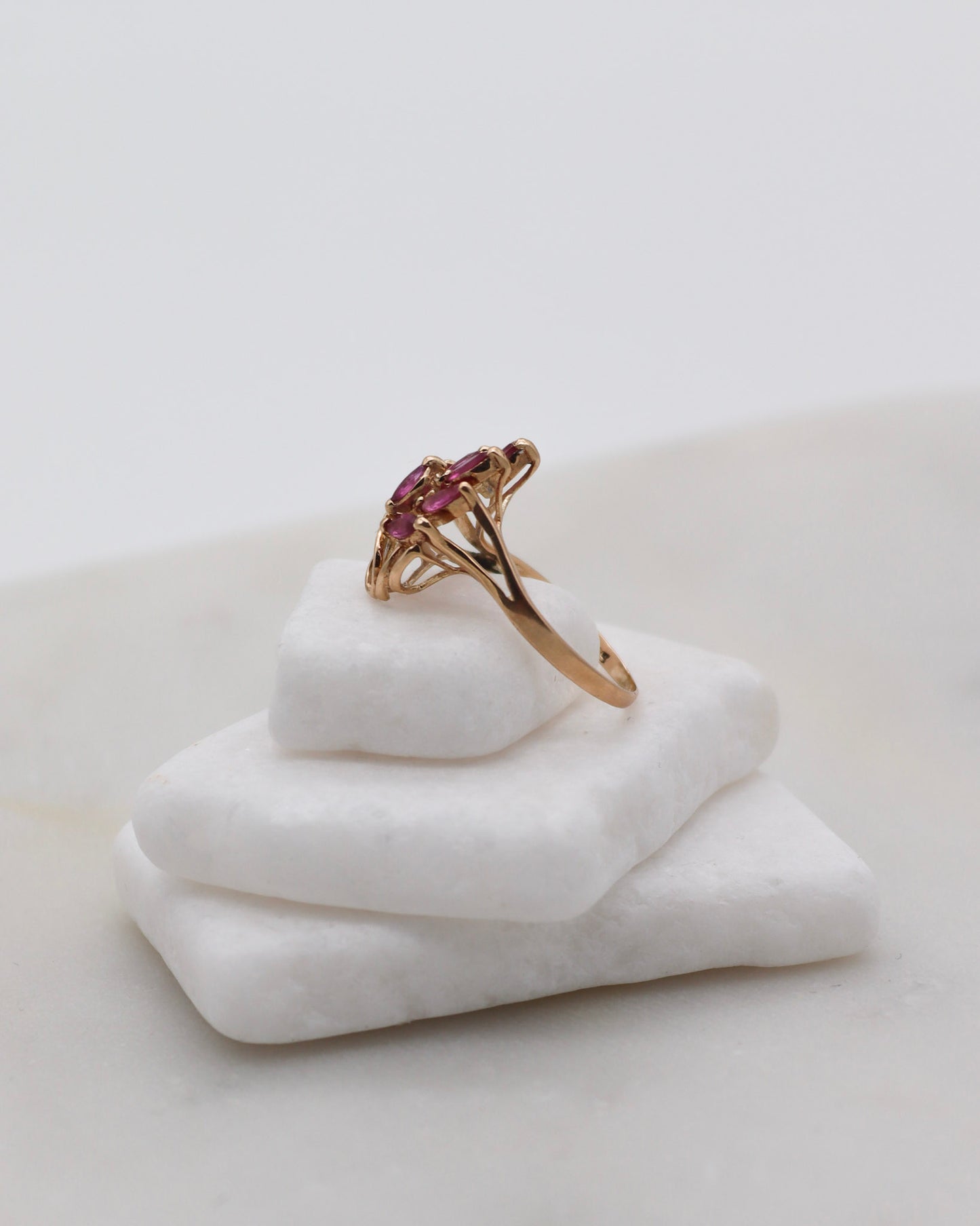 Vintage-Ring Erica mit 0.35ct pinken Saphiren und 0.03ct Diamanten in 585er Gelbgold – erhältlich in München und Augsburg