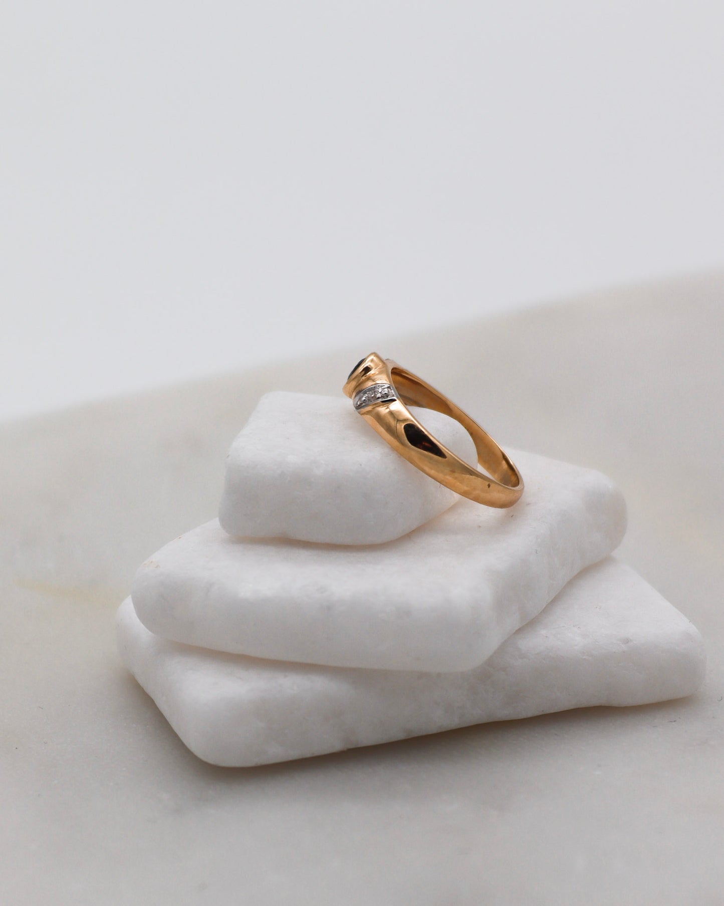 Vintage-Ring Kitt mit 0.24ct Smaragd und 0.02ct Diamanten in 585er Gelbgold und Weißgelbgold – erhältlich in München und Augsburg