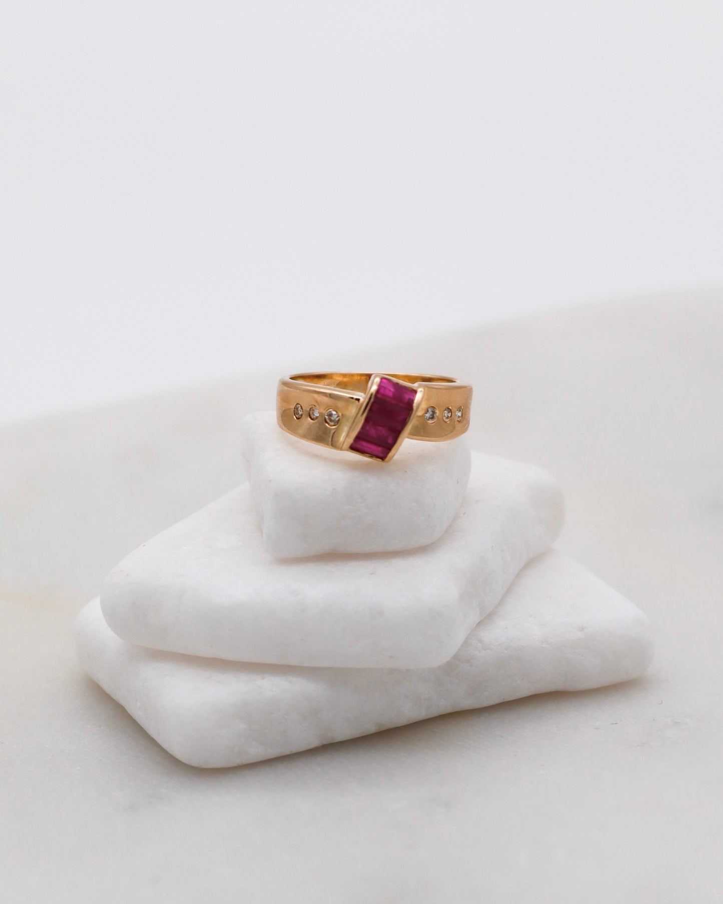 Vintage-Ring Joni mit 0.95ct Rubinen & 0.08ct Brillanten in 585er Gelbgold, Invisible & Bezel Setting – erhältlich in München und Augsburg
