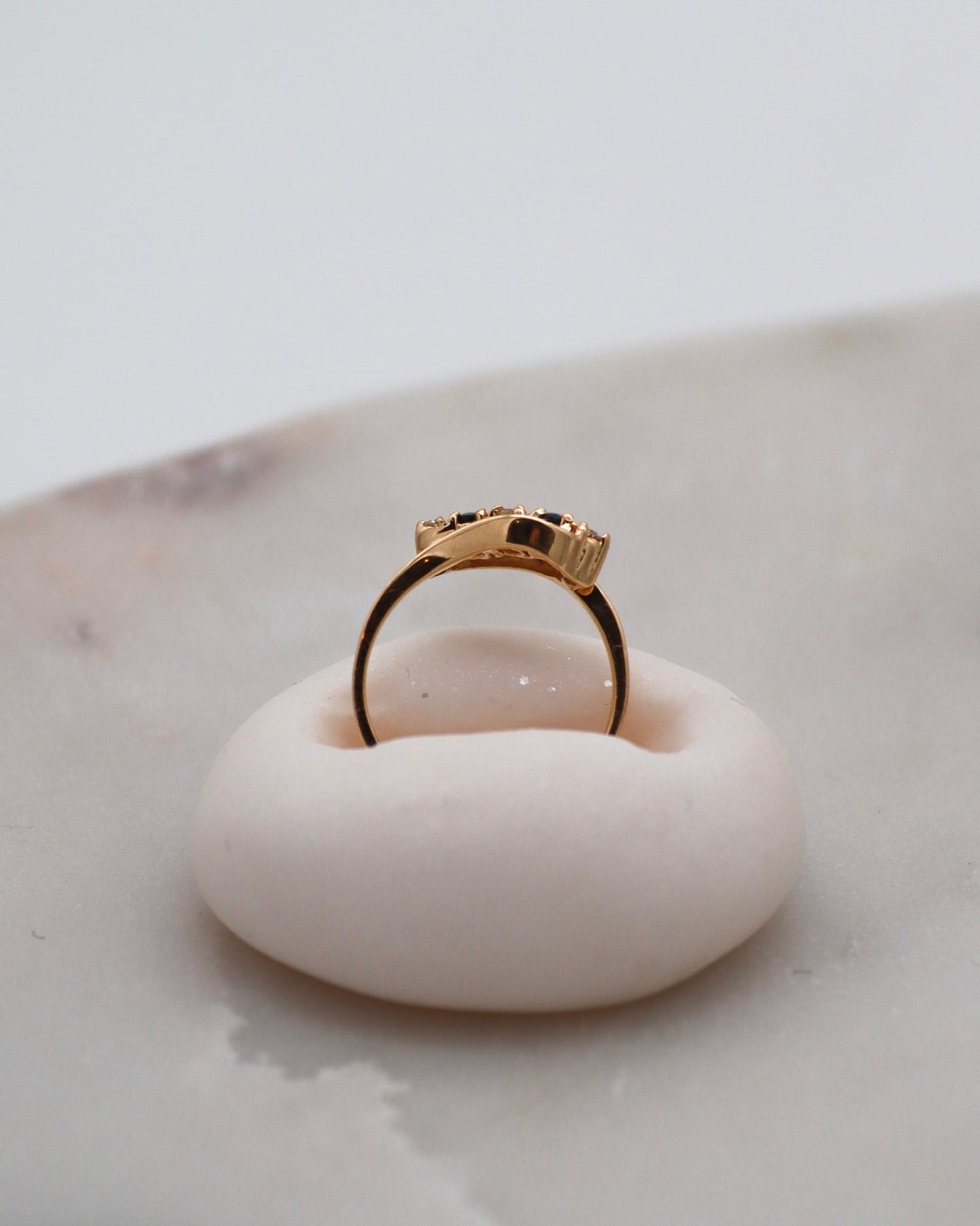 Vintage-Ring Gertrude mit 0.15ct Saphiren & 0.10ct Brillanten, florale Ringschiene aus 585/-Gelbgold – erhältlich in München und Augsburg