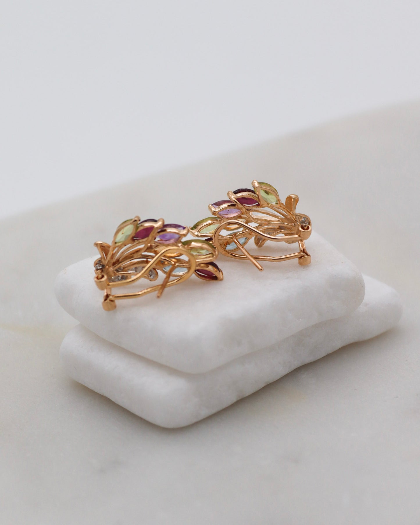 Colette Vintage-Ohrringe mit Peridots, Granaten, Amethyst, Citrin & Diamanten in 585/-Gelbgold, florales Design – erhältlich in München und Augsburg