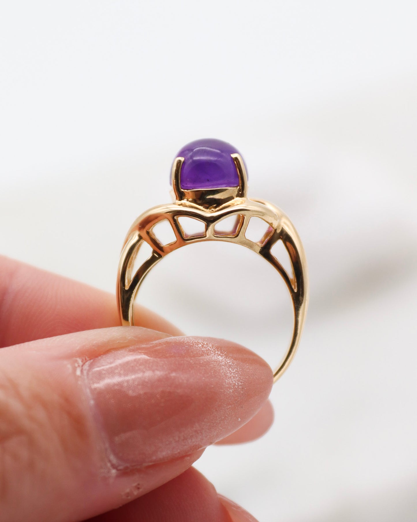 Vintage-Ring Janice mit 2ct Amethyst-Cabochon, Schleifen-Ringschiene in 585/-Gelbgold – elegantes Design, erhältlich in München und Augsburg