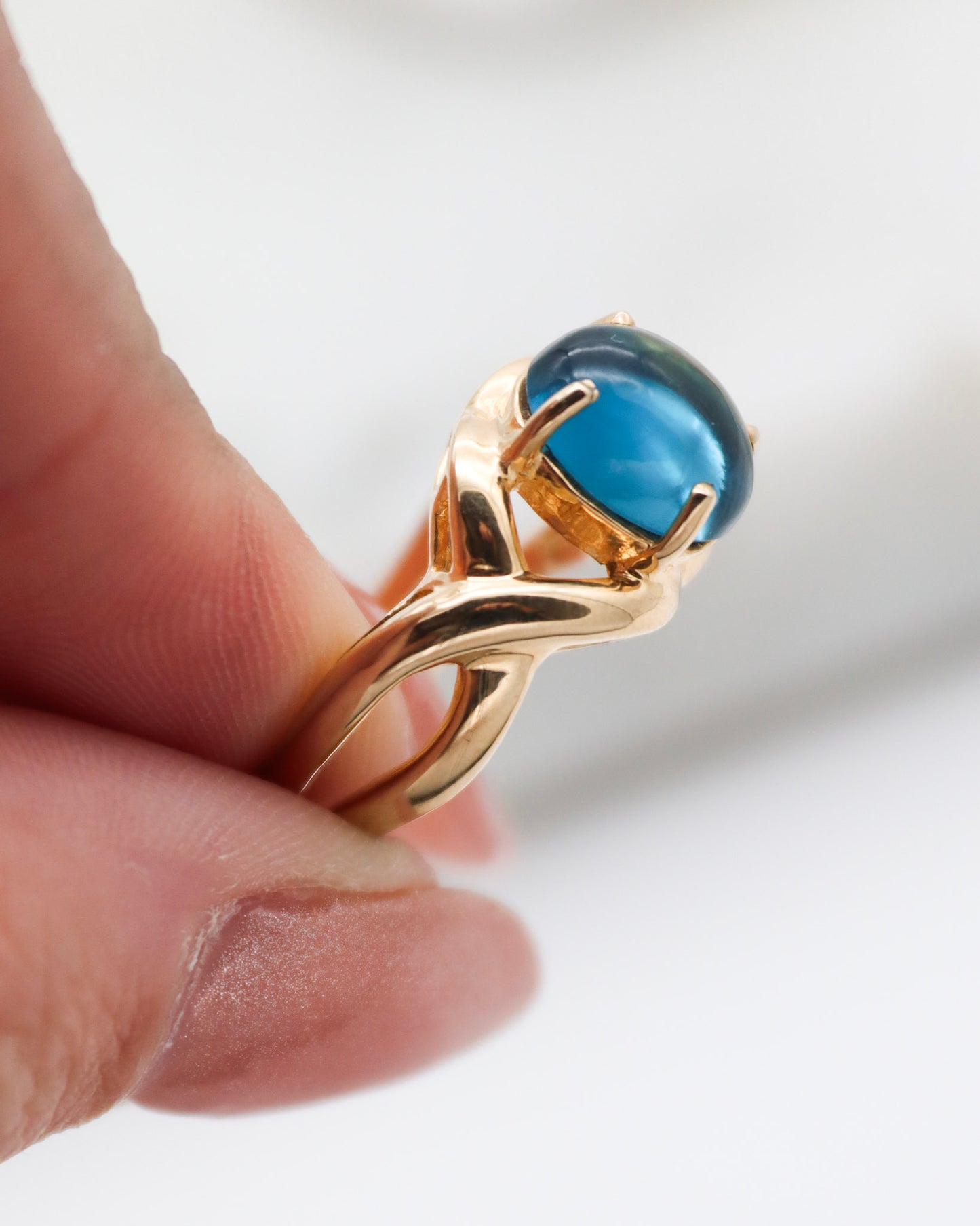 Vintage-Ring Rosalind mit 2ct facettiertem Topas (W/SV), Schleifen-Ringschiene in 585/-Gelbgold – erhältlich in München und Augsburg