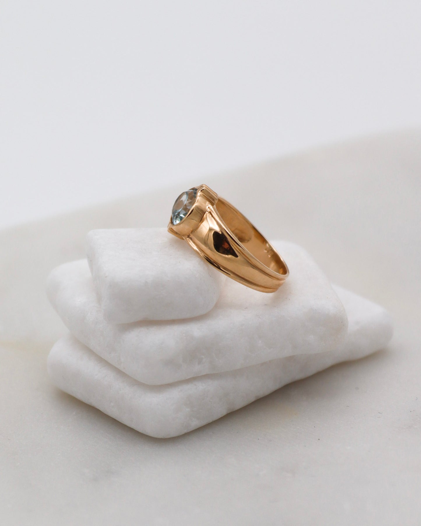 Vintage-Ring Uma mit 1.5ct quer gefasstem Aquamarin in glatter Bezel-Fassung, breite Ringschiene aus 585/-Gelbgold – erhältlich in München und Augsburg
