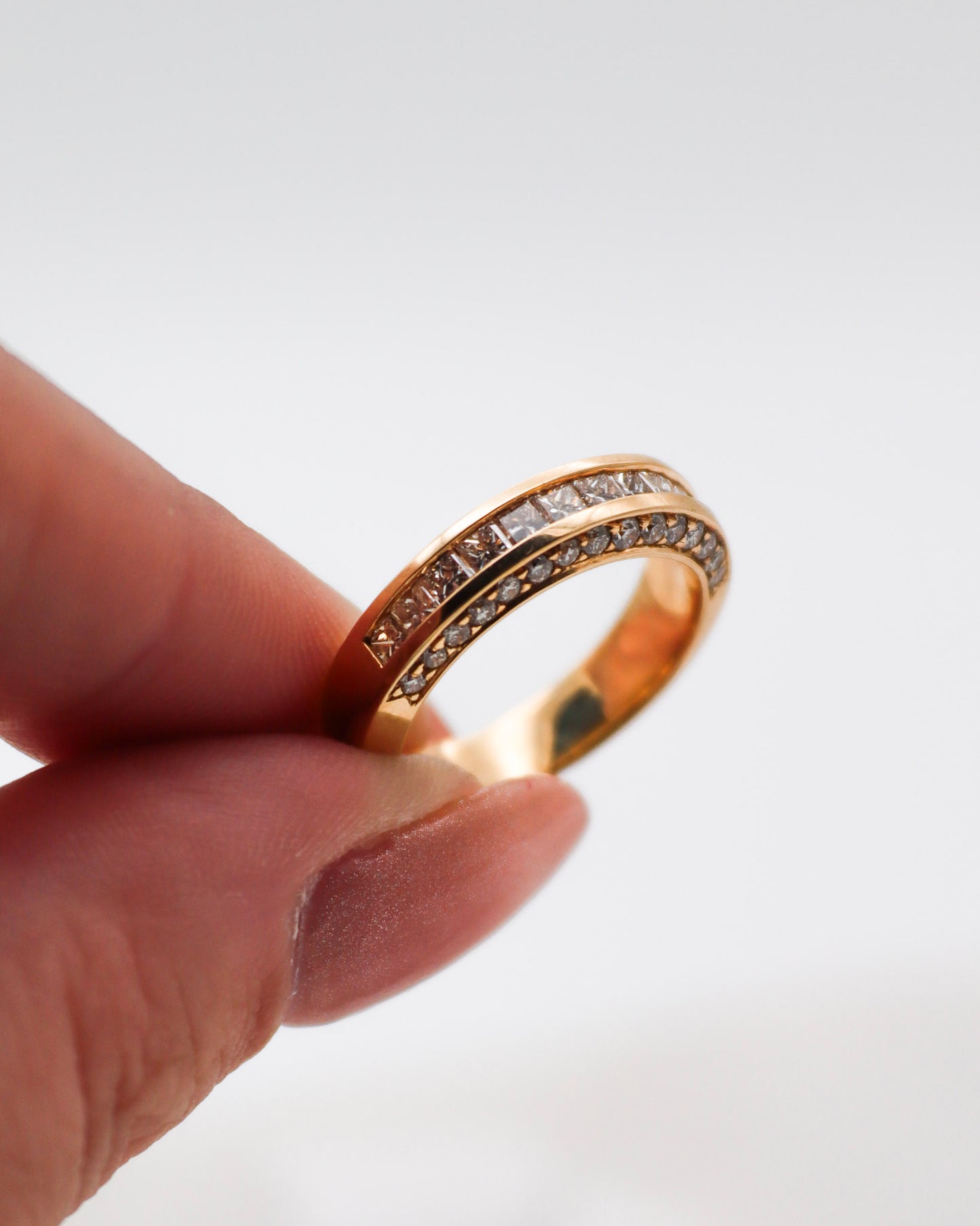 Vintage-Ring Xenia mit 1.14ct Diamanten (Brillanten & Princess Cut) in Verschnitt- und Invisible-Fassung aus 585/-Gelbgold – erhältlich in München und Augsburg