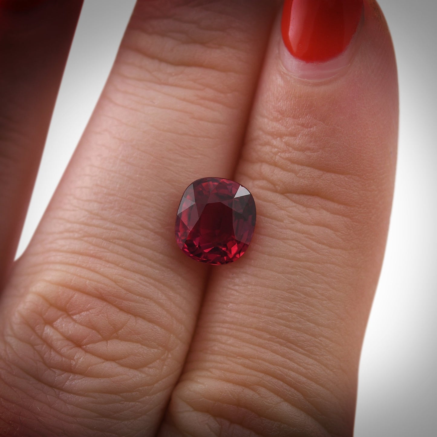 3,03 Karat roter MOSAMBIK-Kissenrubin AGL & GRS