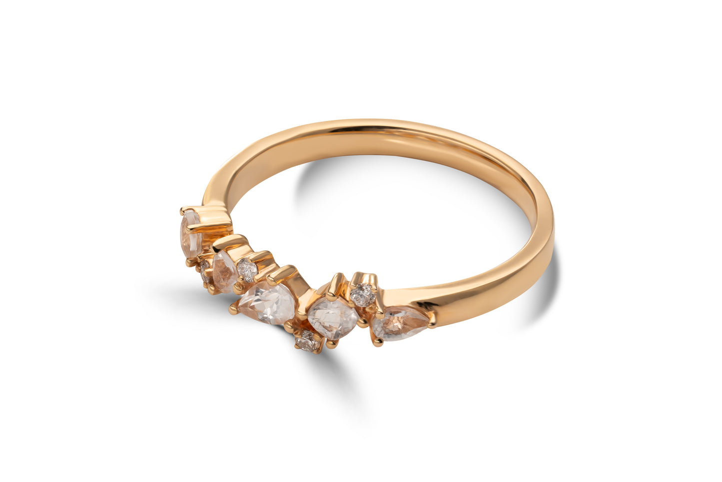 Verlobungsring Vivienne mit 0.50ct Topasen & 0.04ct Brillanten – kreatives Design, exklusiv in München & Augsburg entdecken.