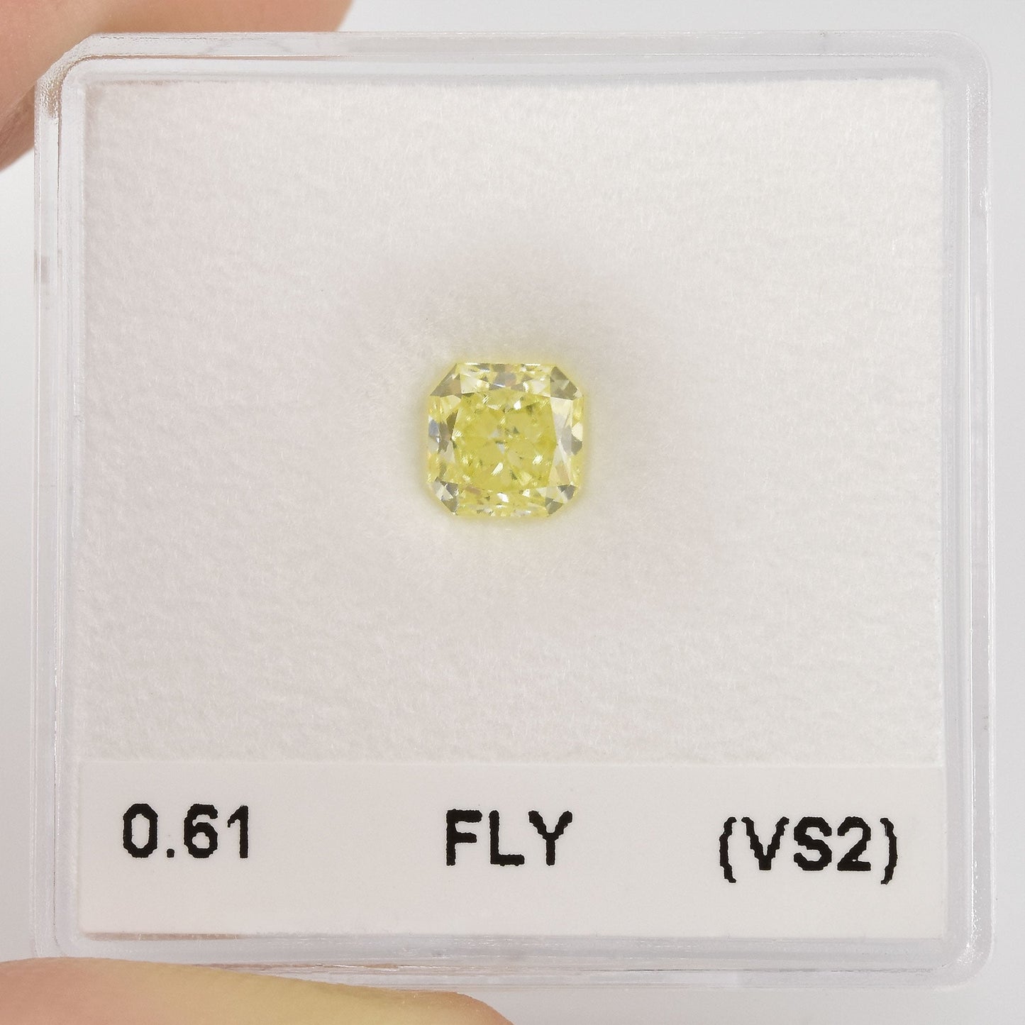 0,61 Karat Fancy Light Yellow Radiant (VS2)
