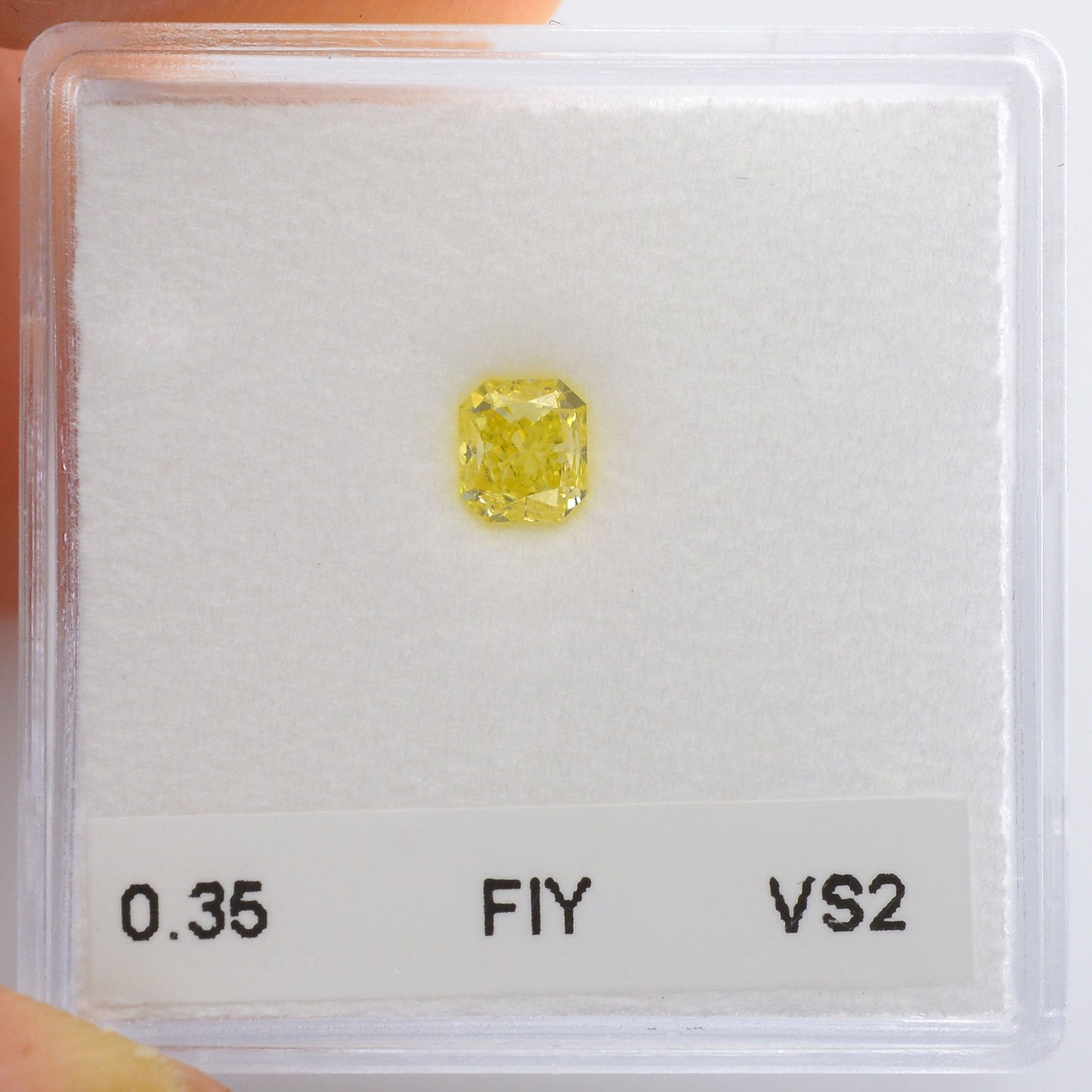 0,35 Karat Fancy Intense Yellow Radiant VS2 IGI