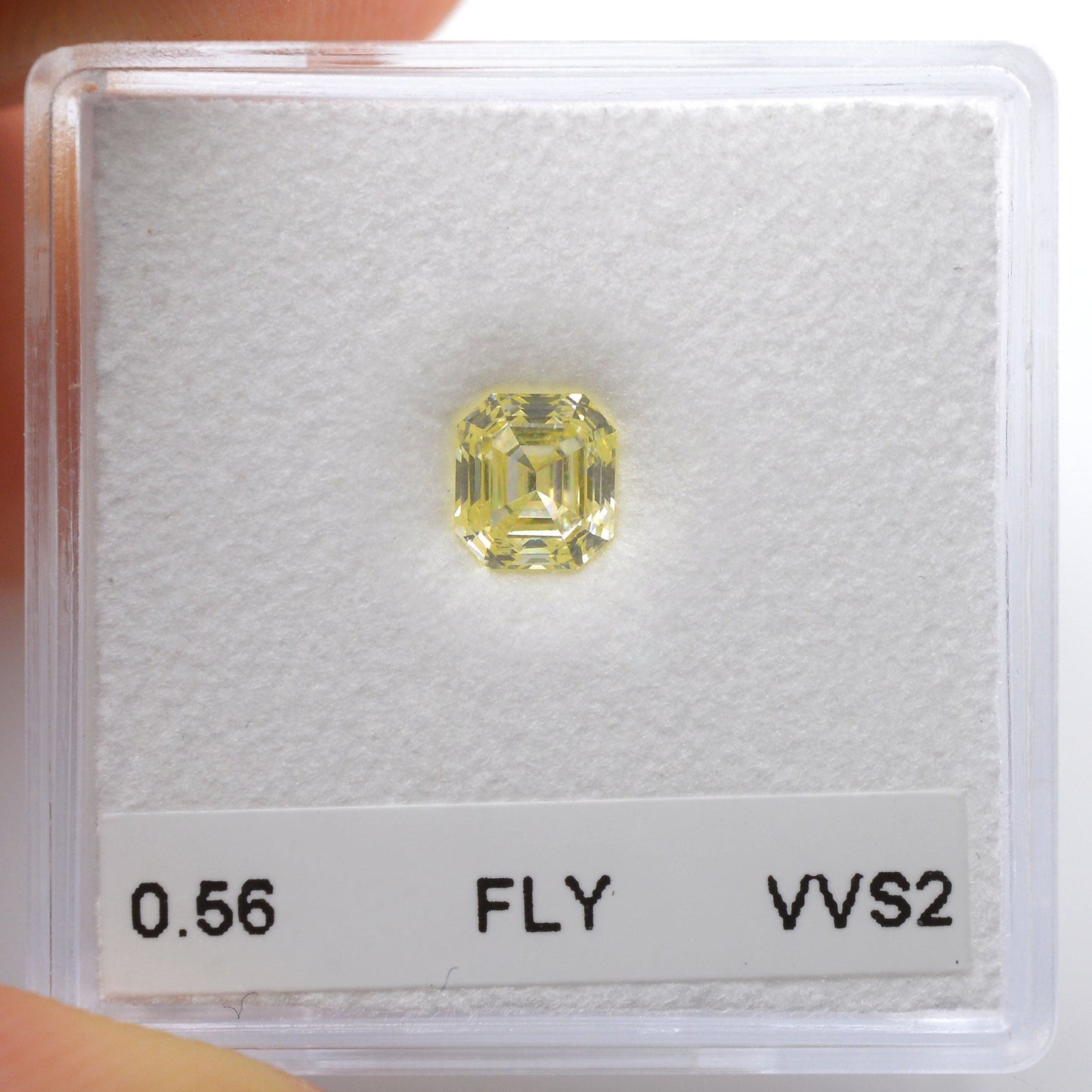 0,56 Karat Fancy Light Yellow Emerald Diamond VVS2 IGI