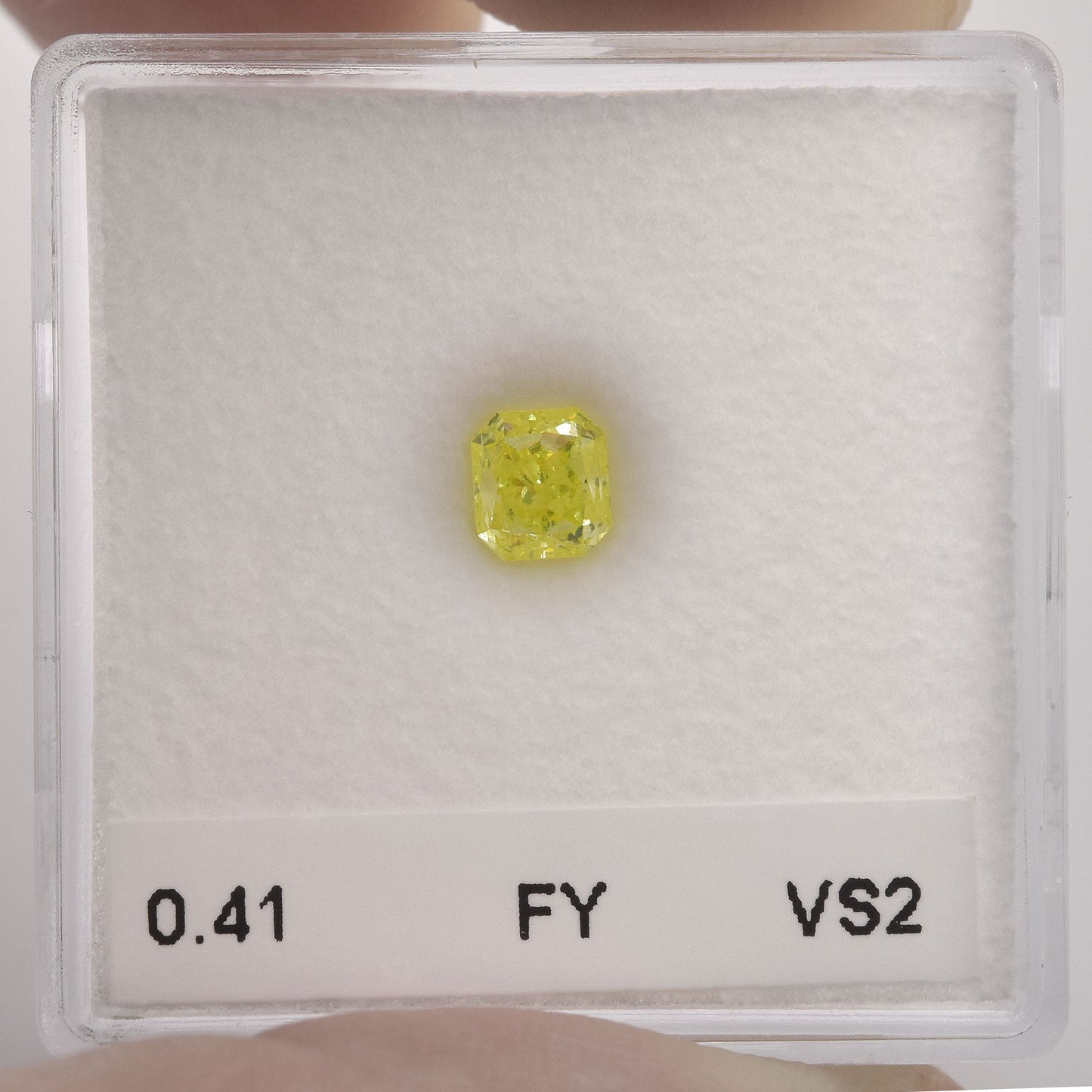 0,41 Karat Fancy Yellow Radiant VS2 IGI