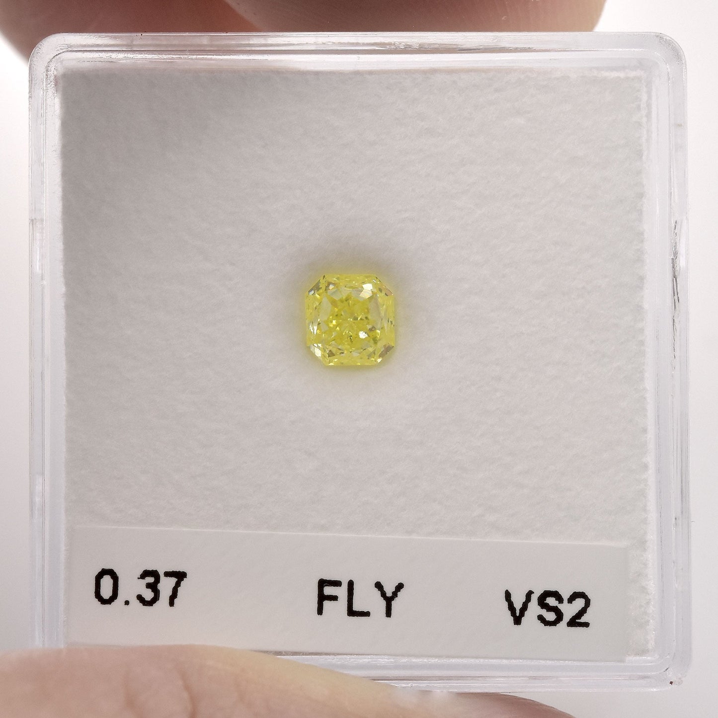 0,37 Karat Fancy Light Yellow Radiant Diamant VS2 IGI