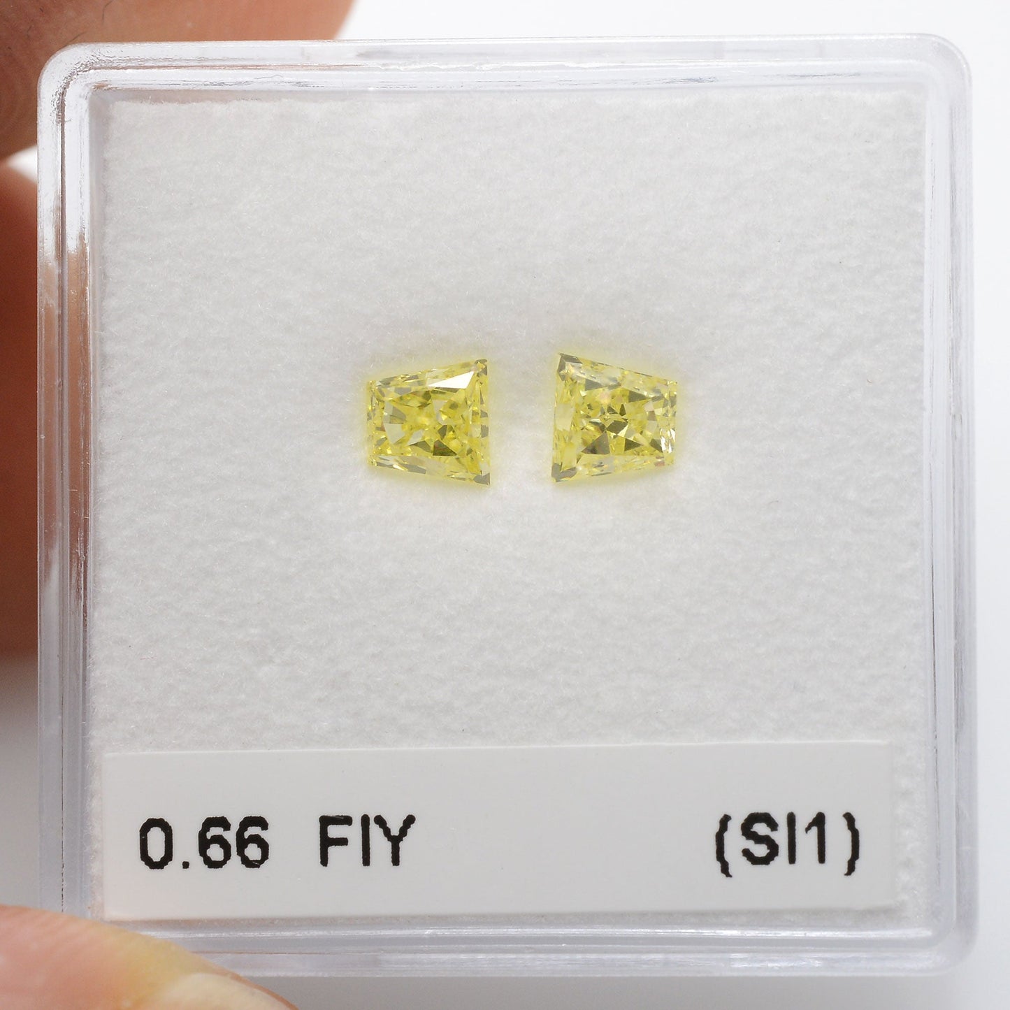 0,66 Karat Fancy Intense Yellow Trapezoid Diamonds (SI1)