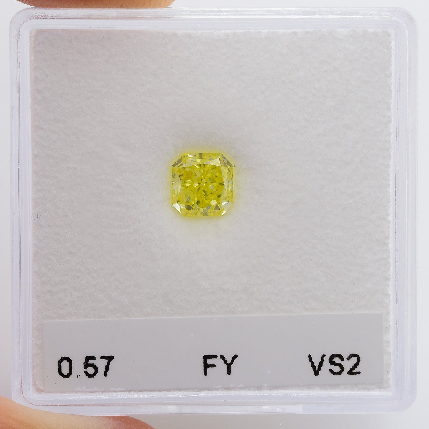 0,57 Karat Fancy Yellow Radiant VS2 GIA