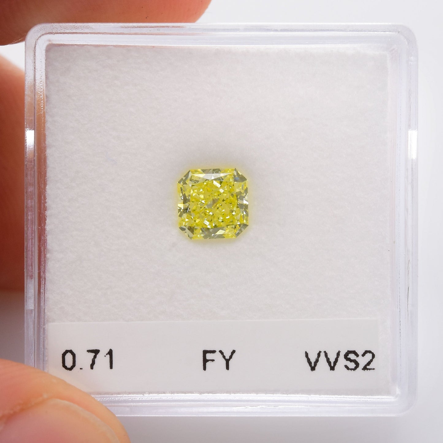 0,71 Karat Fancy Yellow Radiant VVS2 IGI